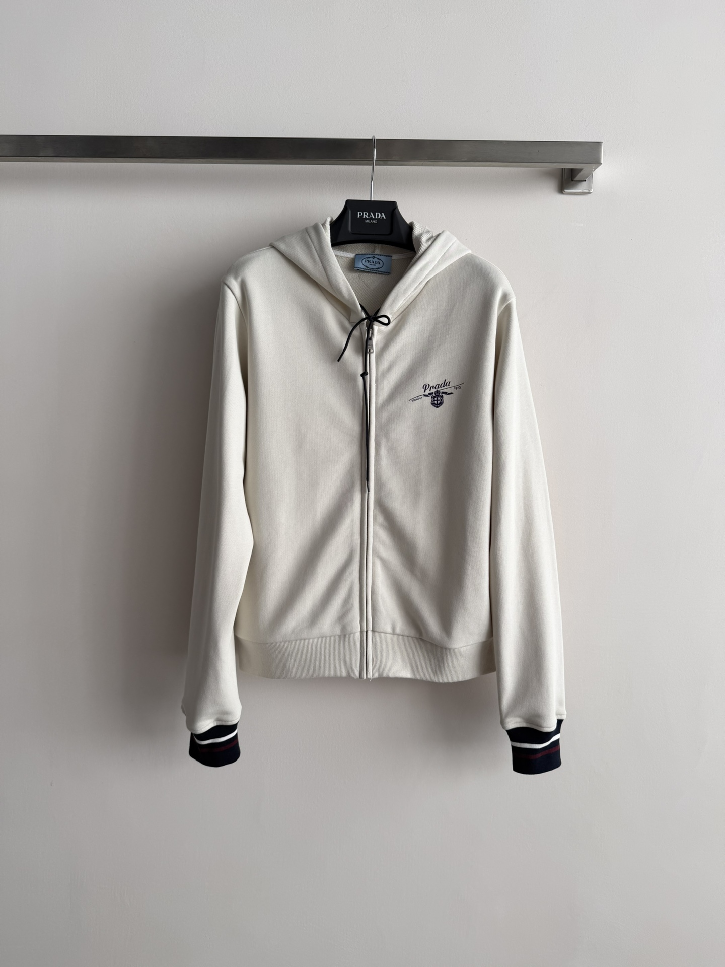 NO:697572,Prad*26 new early spring zipper hooded sweatshirt, made of high-quality cotton fabric, soft and comfortable, super friendly for daily wear!  Off-white main color + chest logo embroidery, perfect brand recognition. Contrast color rib cuffs and hem, full of retro sporty feel, zipper design is easy to put on and take off, hood is more practical. It can be easily controlled in college style or casual style, and it looks great with jeans or pleated skirts. It is OK for commuting, going to class, and going out on weekends! SML,, prada, hoodie, sweatshirts, skirts, jeans, hats,19860909Prad*26早春新款拉链连帽卫衣,采用高品质棉质面料,柔软舒适,日常穿着超友好！米白色主色调+胸前logo刺绣,品牌辨识度满分十.撞色罗纹袖口和下摆,复古运动感十足,拉链设计方便穿脱,连帽更实用.学院风o休闲风都能轻松驾驭,搭配牛仔裤或百褶裙都很出彩,通勤、上课、周末出街都OK!SML,,prada,hoodie,sweatshirts,skirts,jeans,hats,,Women's clothing