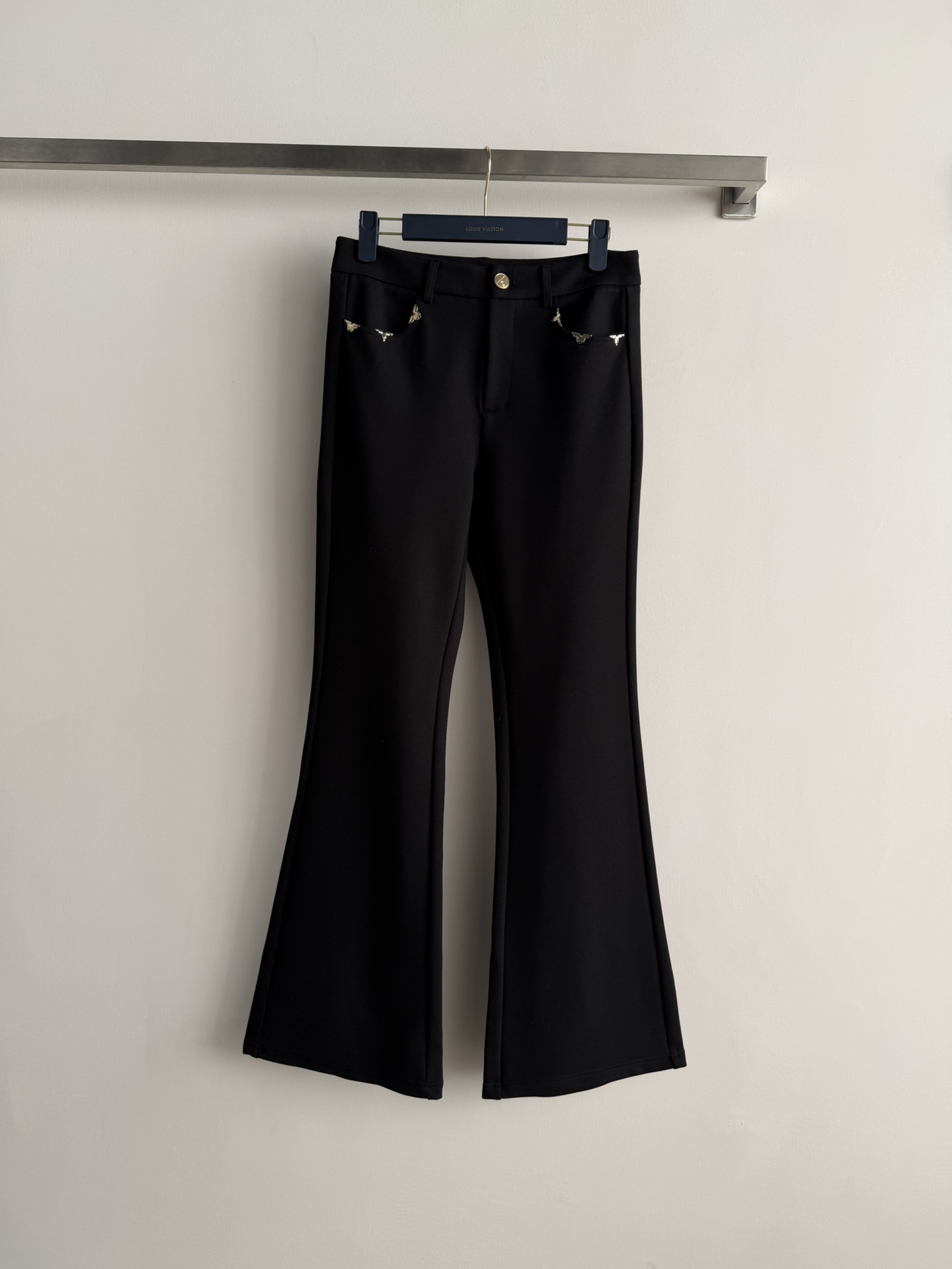 NO:708069,Louis Vuitto*26 new early spring boot-cut trousers are minimalist boot-cut, with double pockets embellished with metal ornaments. The sophistication is instantly enhanced, simple and versatile. The version is super good. I highly recommend the minimalist fashion essentials. The fabric is casual yet clean and neat, perfectly modifying the leg shape!  Full of fashion sense SML-,,louis vuitton,19860909Louis Vuitto*26早春新款微喇长裤极简的微喇剪裁,双口袋点缀金属饰品装饰 精致感瞬间提升,简约又百搭 版型超好 强烈推荐极简主义时髦精必入,面料具有型随性中又透着一股干净利落,完美修饰腿型！时尚感满满SML-,,louis vuitton,,Women's clothing