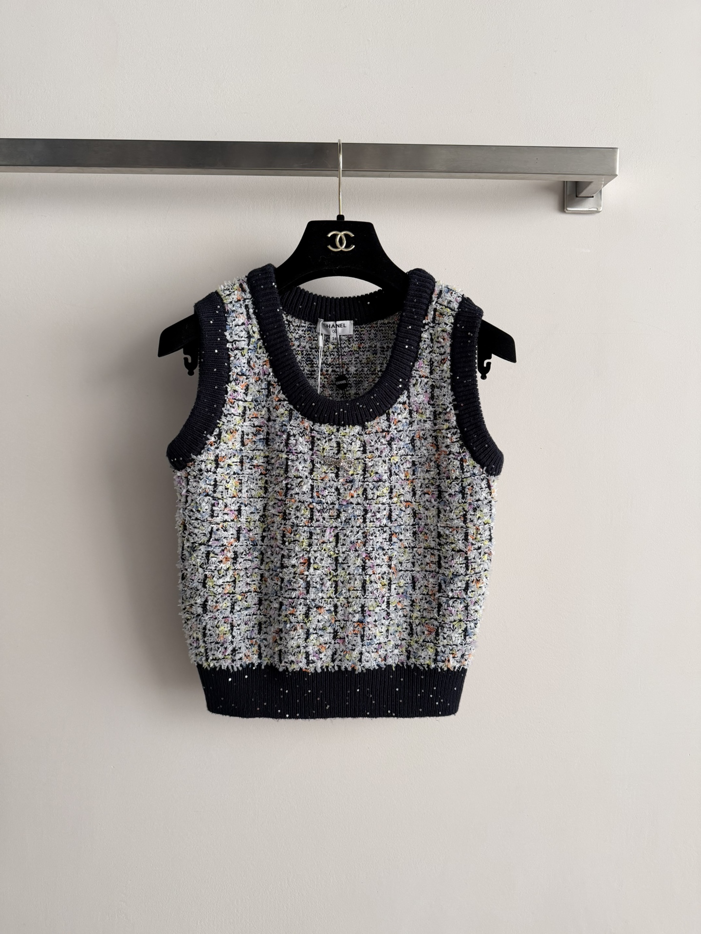 NO:708086,CHANE*26 new knitted vest, soft knitted material, round neck sleeveless design, very suitable for spring and summer, embellished with sequins, exquisite and advanced, paired with high-waisted pants or series of skirts, easy to get elegant and casual style, suitable for daily outings and parties! Multiple colors available SML, chanel, skirts,19860909CHANE*26新款针织背心,柔软针织材质,圆领无袖设计,春夏穿超适合,亮片点缀,精致又高级,搭配高腰裤或系列半裙,轻松 get优雅休闲风,日常出街,聚会都很适合哦!多色可选SML,,chanel,skirts,,Women's clothing