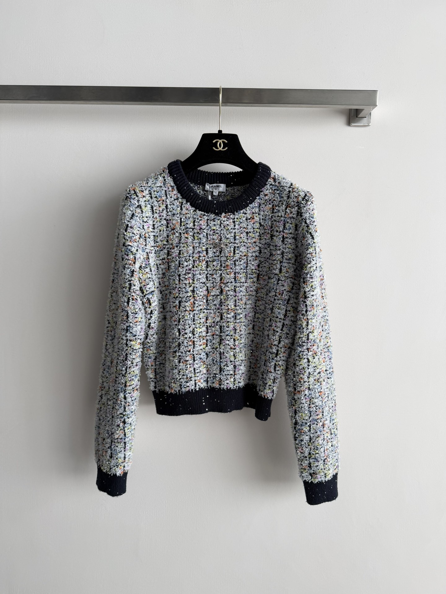 NO:708091,CHANE*26 new tweed sweater, classic tweed material, blended yarns to create unique textures and color levels. Short design + rib knitted collar and cuffs, perfect details! It can be easily worn in daily or formal occasions to keep warm and textured. Pair it with high-waisted pants or skirts, and you can easily get the elegant retro style! 3 colors SML, chanel, skirts,19860909CHANE*26新款粗花呢针织衫,经典粗花呢材质,混纺纱线打造独特纹理和色彩层次.短款设计+罗纹针织领口袖口,细节满分!日常或正式场合都能轻松驾保暖又有质感,搭配高腰裤或裙装,优雅复古风轻松get!3色SML,,chanel,skirts,,Women's clothing