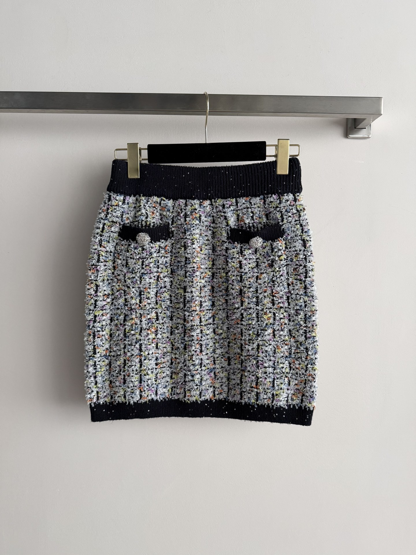 NO:708068,CHANE*26 new tweed knitted skirt uses multi-color blended yarn, classic tweed texture, retro and fashionable! High-waisted design, comfortable to wear and not flattering, small pockets in the skirt, practical and cute for daily commuting, easy to match for leisure, super suitable for autumn and winter, warm and layered, easy to create an elegant retro style 3-color SML,,chanel,skirts,19860909CHANE*26新款粗花呢针织半身裙采用多色混纺纱线,经典粗花呢纹理,复古又时髦!高腰设计 穿着舒适不挑身材,裙身有小口袋,实用又可爱日常通勤,休闲都能轻松搭配,秋冬季节超适合,保暖又有层次感,轻松打造优雅复古风3色SML,,chanel,skirts,,Women's clothing