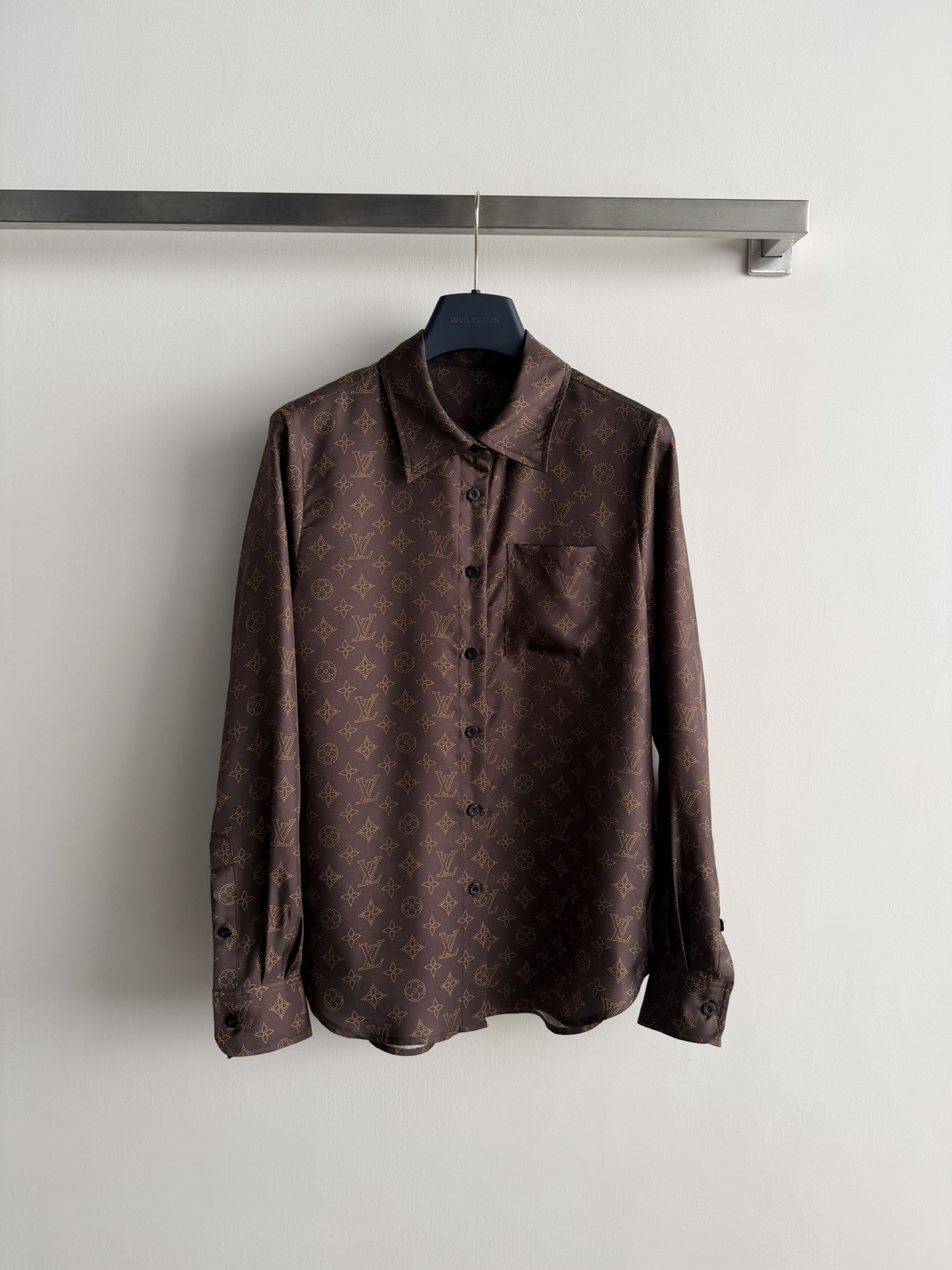 NO:708078,Louis Vuitto*26SS new classic Monogram silk shirt, made of mulberry silk, soft and thin, super comfortable to wear. The old jacquard pattern is low-key and luxurious, and the single pocket is super recognizable!  , the version is loose, and it is OK to wear alone or layered. It can be easily used for commuting and vacation, and meets the needs of different body shapes. It is a versatile classic model of LV women's clothing series!  SMLXL,,louis vuitton,loro piana,shirts,real silk,19860909Louis Vuitto*26SS新款经典Monogram真丝衬衫,桑蚕丝材质,柔软轻薄,穿着超舒适.老提花图案低调奢华,单口袋超有辨识度！,版型宽松,单穿或叠搭都很OK,通勤、度假都能轻松驾驭,满足不同身材需求,是LV女装系列的百搭经典款！SMLXL,,louis vuitton,loro piana,shirts,real silk,,Women's clothing
