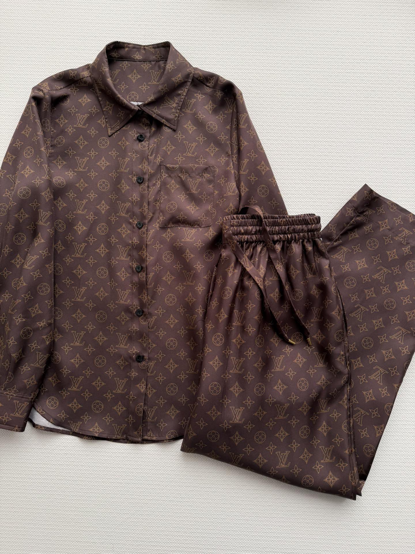 NO:708076,Louis Vuitto*26SS new drawstring straight silk trousers, made of mulberry silk, the texture is so comfortable!  Smooth and easy to wear, the old jacquard pattern highlights the unique brand tone of Lu family, and the straight version is easy to control!  Fashionable and elegant, every detail reveals a sense of high-end!  It can be paired with shirts of the same series, and the upper body can be easily worn to create a noble temperament, turning you into a golden lady in seconds SMLXL, louis vuitton, louis vuitton, real silk,19860909Louis Vuitto*26SS新款 抽绳直筒真丝长裤,采用桑蚕丝材质,质感简直舒服翻了！垂顺好穿,老提花图案 彰显出Lv家独特的品牌调性,直筒版型轻松驾驭！时髦大气,每一处细节都透露出高级感！可搭配同系衬衣,成套上身轻松穿出高贵气质,让你秒变干金名媛SMLXL,,louis vuitton,louis vuitton,real silk,,Women's clothing