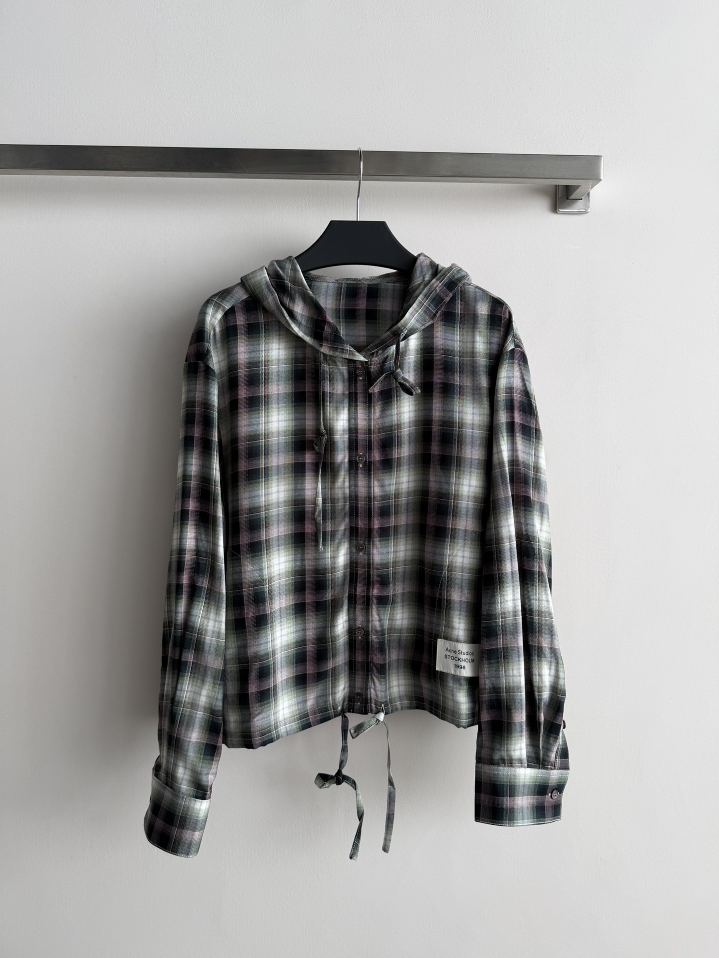 NO:708452,Acne Studio*26 early spring series plaid hooded shirt jacket, classic plaid design, soft and comfortable cotton fabric, super friendly for daily wear. Hood + drawstring details, perfect casual feel, and can be freely adjusted. Button closure, it is OK to wear alone or layered, and can be easily controlled when commuting or going out. The plaid color is low-key and recognizable, it is the brand's iconic element, a must-have for sweet and cool casual style!  SML,,acne studios,dior,jackets & coats,shirts,hats,19860909Acne Studio*26早春系列格纹连帽衬衫外套,经典格纹设计,棉质面料柔软舒适,日常穿着超友好.连帽+抽绳细节,休闲感满分,还能自由调节版型.纽扣开合,单穿或叠搭都很OK,通勤、出街都能轻松驾驭.格纹配色低调又有辨识度,是品牌标志性元素,甜酷休闲风必备！SML,,acne studios,dior,jackets & coats,shirts,hats,,Women's clothing