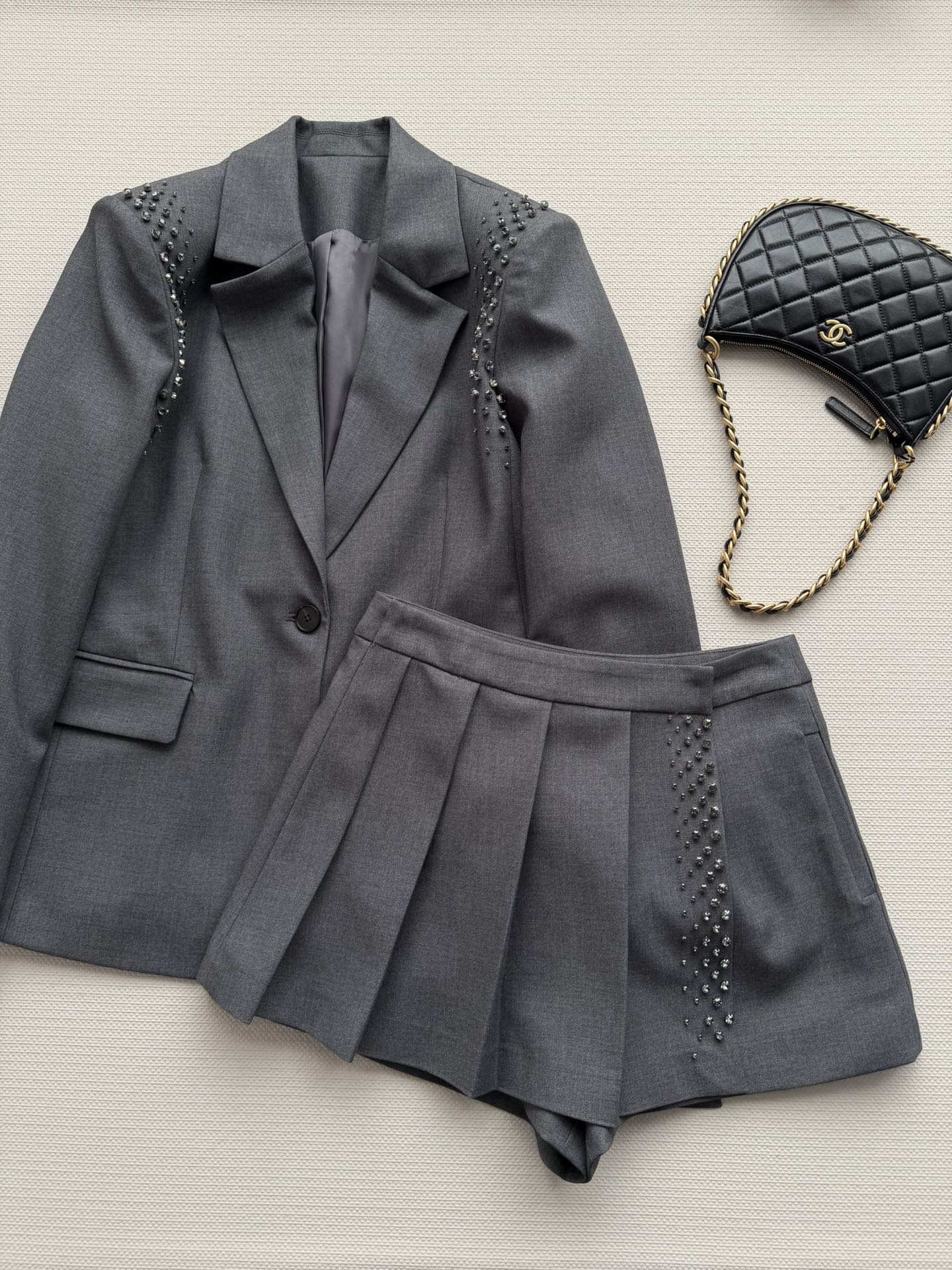 NO:708755,MAX&C*26SS new gray rivet suit suit has super detailed rivet design on the shoulders and skirt, perfect for sweet and cool style!  The fabric is crisp and the tailoring is neat, making it easy to wear for commuting or dating. The gray color is versatile and easy to wear!  The rivet embellishment makes the whole look more layered and personalized. Wear it with a T-shirt or camisole, which is simple and fashionable. The one-piece design of the skirt is very fashionable and a must-have for high-end outfits!  SML,,skirts,tees,t-shirt,business suit,19860909MAX&C*26SS新款灰色铆钉西装套装肩部和裙摆铆钉设计超有细节感,甜酷风满分！面料挺括,剪裁利落通勤约会都能轻松驾驭.灰色百搭不挑人！铆钉点缀让整体更有层次和个性,内搭穿T恤或吊带背心,简约又时髦.半裙一片式设计,时尚感爆棚,高级感穿搭必备！SML,,skirts,tees，t-shirt,business suit,,Women's clothing