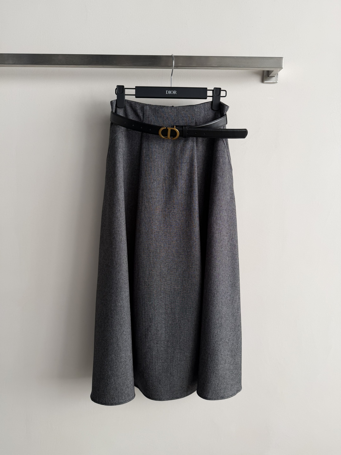 NO:700914,Dio*26SS's new A-line flared skirt is designed with pleated large skirt. The upper body is simply too elegant and generous. The flared cut is unique and full of temperament. It can show the proportions of the figure. It is visually high-end and aura. It is highly tolerant. It is decorated with a belt. It is not monotonous and versatile. It is suitable for both daily and formal occasions!  The classic style never goes out of style. It can be controlled by any body shape and can easily hide the fat and slim down!  Two-color SML-, Dior-clothing, dior, dior, skirts,19860909Dio*26SS新款A字喇叭版型半身裙拼褶大裙摆设计,上身简直太显优雅大方了,喇叭形剪裁别具一格 显气质满满 可展现出身材比例线条 视觉上高级有气场 包容性极高,搭配腰带装饰,不单调又百搭,不管是日常还是正式场合都很适合！经典款式永不过时 任何身形都可驾驭又可以轻松藏肉显瘦！两色SML-,迪奥-服装,dior,dior,skirts,,Women's clothing