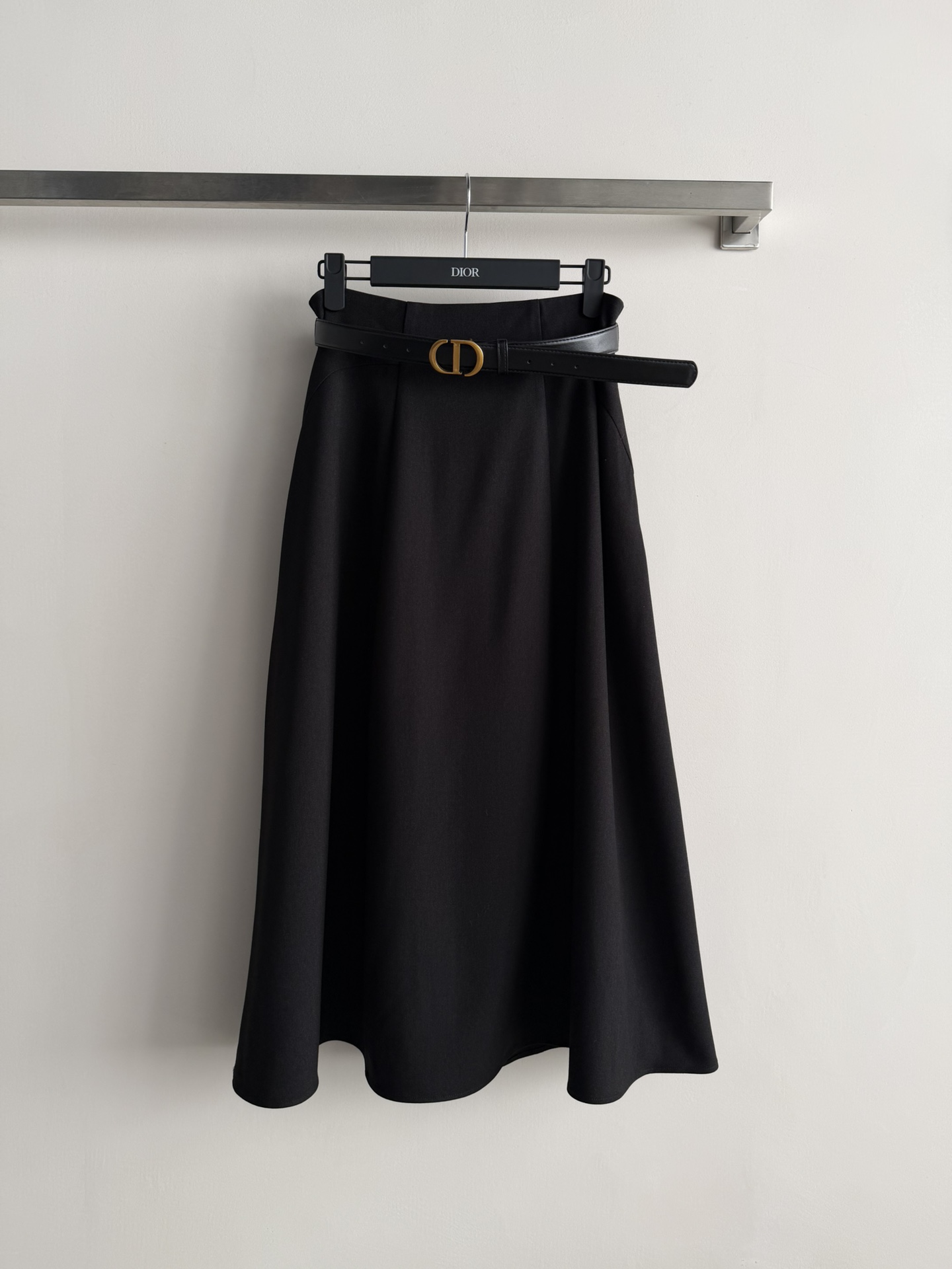 NO:700921,Dio*26SS's new A-line flared skirt is designed with pleated large skirt. The upper body is simply too elegant and generous. The flared cut is unique and full of temperament. It can show the proportions of the figure. It is visually high-end and aura. It is highly tolerant. It is decorated with a belt. It is not monotonous and versatile. It is suitable for both daily and formal occasions!  The classic style never goes out of style. It can be controlled by any body shape and can easily hide the fat and slim down!  Two-color SML-, Dior-clothing, dior, dior, skirts,19860909Dio*26SS新款A字喇叭版型半身裙拼褶大裙摆设计,上身简直太显优雅大方了,喇叭形剪裁别具一格 显气质满满 可展现出身材比例线条 视觉上高级有气场 包容性极高,搭配腰带装饰,不单调又百搭,不管是日常还是正式场合都很适合！经典款式永不过时 任何身形都可驾驭又可以轻松藏肉显瘦！两色SML-,迪奥-服装,dior,dior,skirts,,Women's clothing