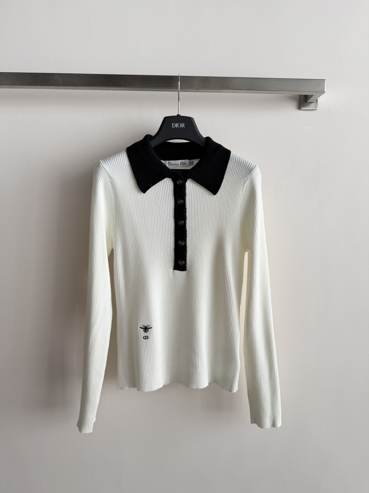 NO:702657,Dio*'s new autumn and winter contrasting color Polo collar sweater, the classic little bee logo embroidery and exquisite logo buckle embellishment simply create a gentle temperament. The ladylike image is slim and versatile. It is suitable for daily casual commuting three-color SML!  ,Dior-clothing,dior,dior,19860909Dio*秋冬新款撞色Polo领针织衫,经典小蜜蜂标志刺绣搭配精致logo扣点缀简单打造气质温婉 淑女形象修身版型显瘦百搭 适用日常休闲通勤三色SML！,迪奥-服装,dior,dior,,Women's clothing