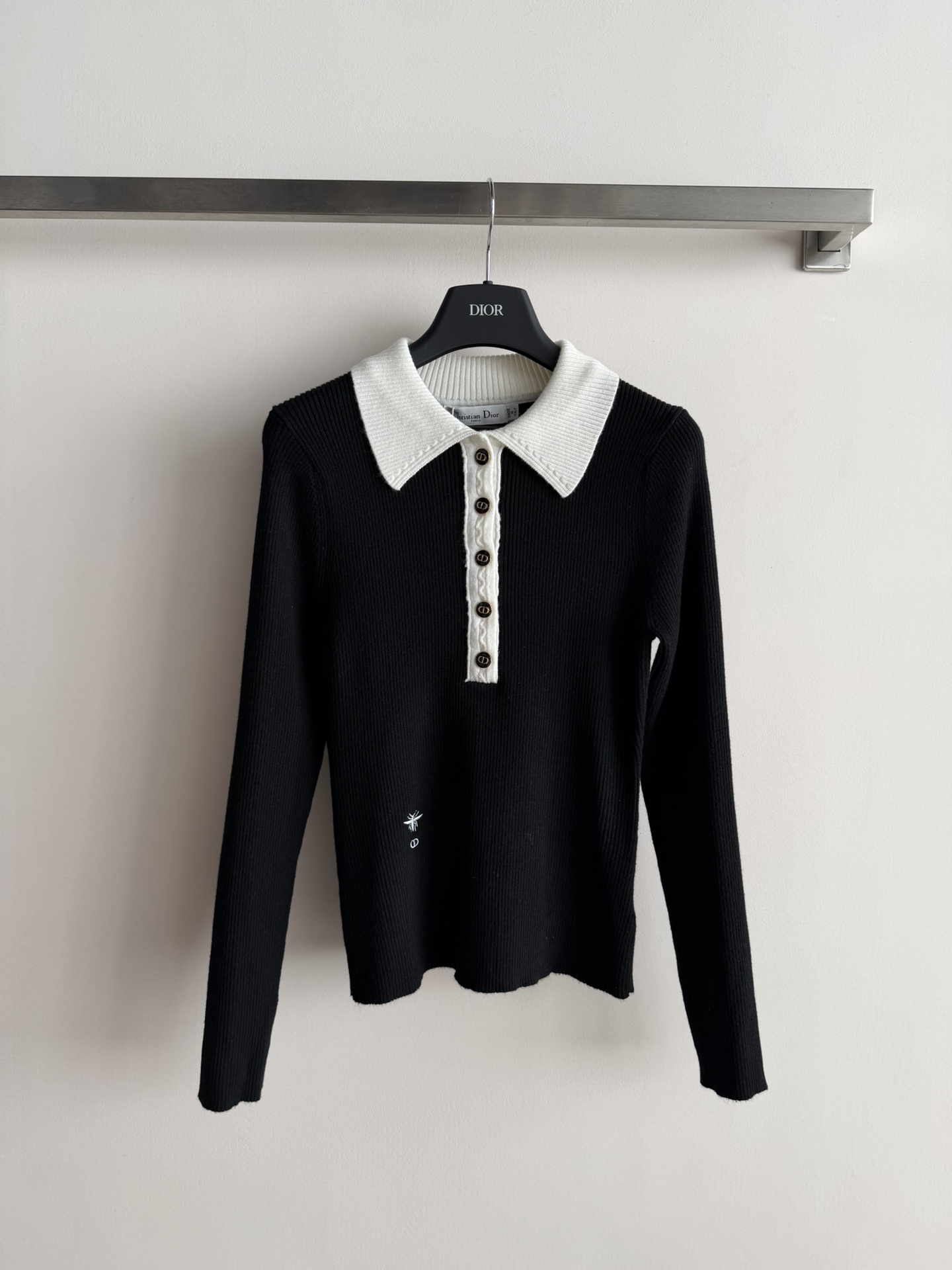 NO:702660,Dio*26SS new contrasting color Polo collar sweater, classic little bee logo embroidery and exquisite logo buckle embellishment simply create a gentle temperament, ladylike image, slim fit, slim and versatile, suitable for daily casual commuting three-color SML!  ,Dior-clothing,dior,dior,19860909Dio*26SS新款撞色Polo领针织衫,经典小蜜蜂标志刺绣搭配精致logo扣点缀简单打造气质温婉 淑女形象修身版型显瘦百搭 适用日常休闲通勤三色SML！,迪奥-服装,dior,dior,,Women's clothing