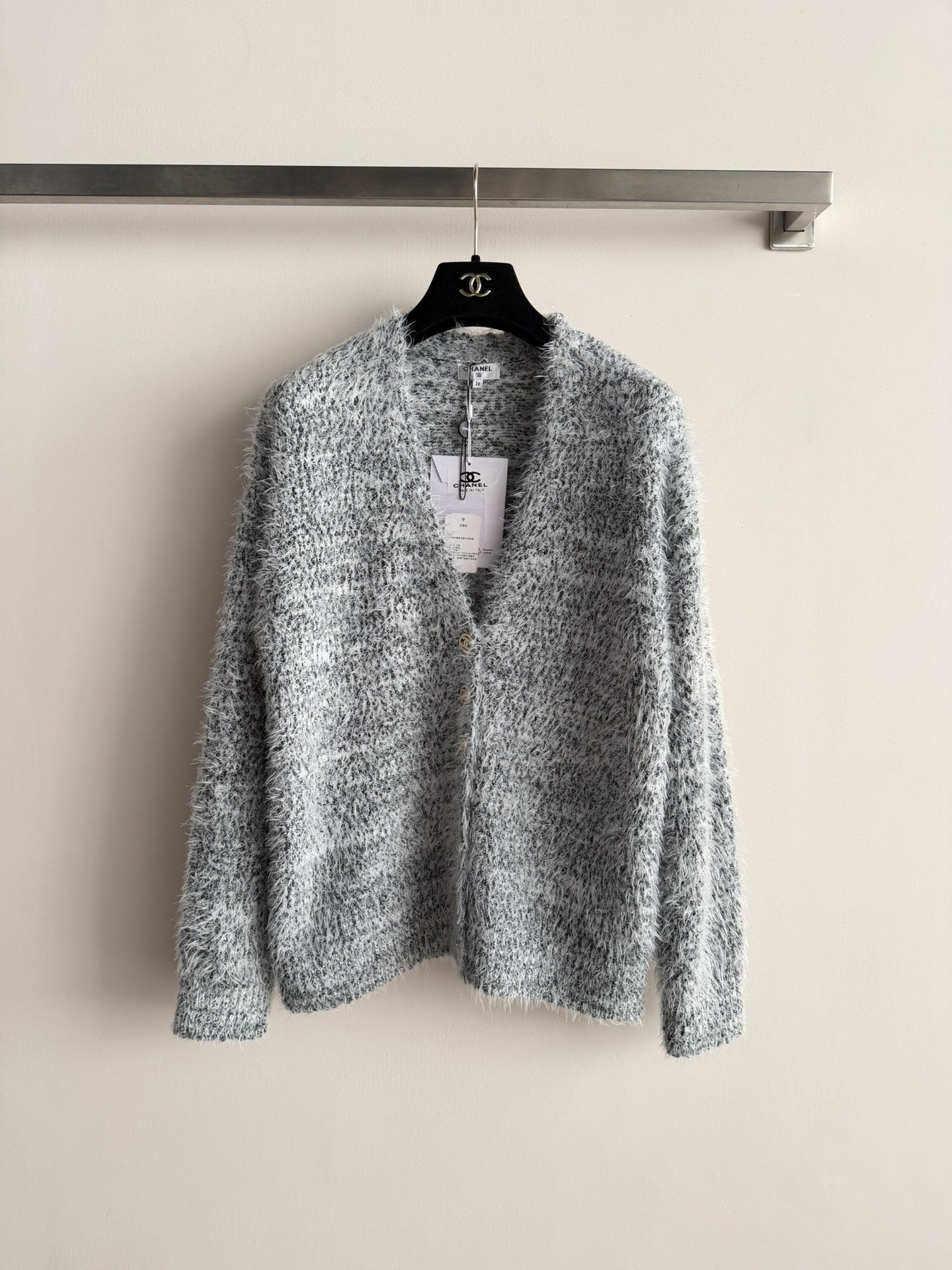 NO:702646,CHANE* new wool cardigan for autumn and winter, made of high-quality wool blend, soft and warm, super comfortable to wear in autumn and winter!  The classic V-neck design is simple and elegant, the sleeves are embellished with logo letters, and the furry fabric is full of details. It is gentle and versatile, and goes well with jeans or skirts. It can easily create a sweet temperament and full of sophistication!  Three-color SML,Chanel-clothing,chanel,chanel,skirts,jeans,19860909CHANE*秋冬新款羊毛开衫,采用高品质羊毛混纺,柔软又保暖,秋冬穿超舒服！经典V领设计简约大方,袖子有logo字母点缀,面料毛毛须细节感满满计.温柔百搭,配牛仔裤或裙装都很出彩,轻松打造甜美气质风,精致感满满！三色SML,香奈儿-服装,chanel,chanel,skirts,jeans,,Women's clothing