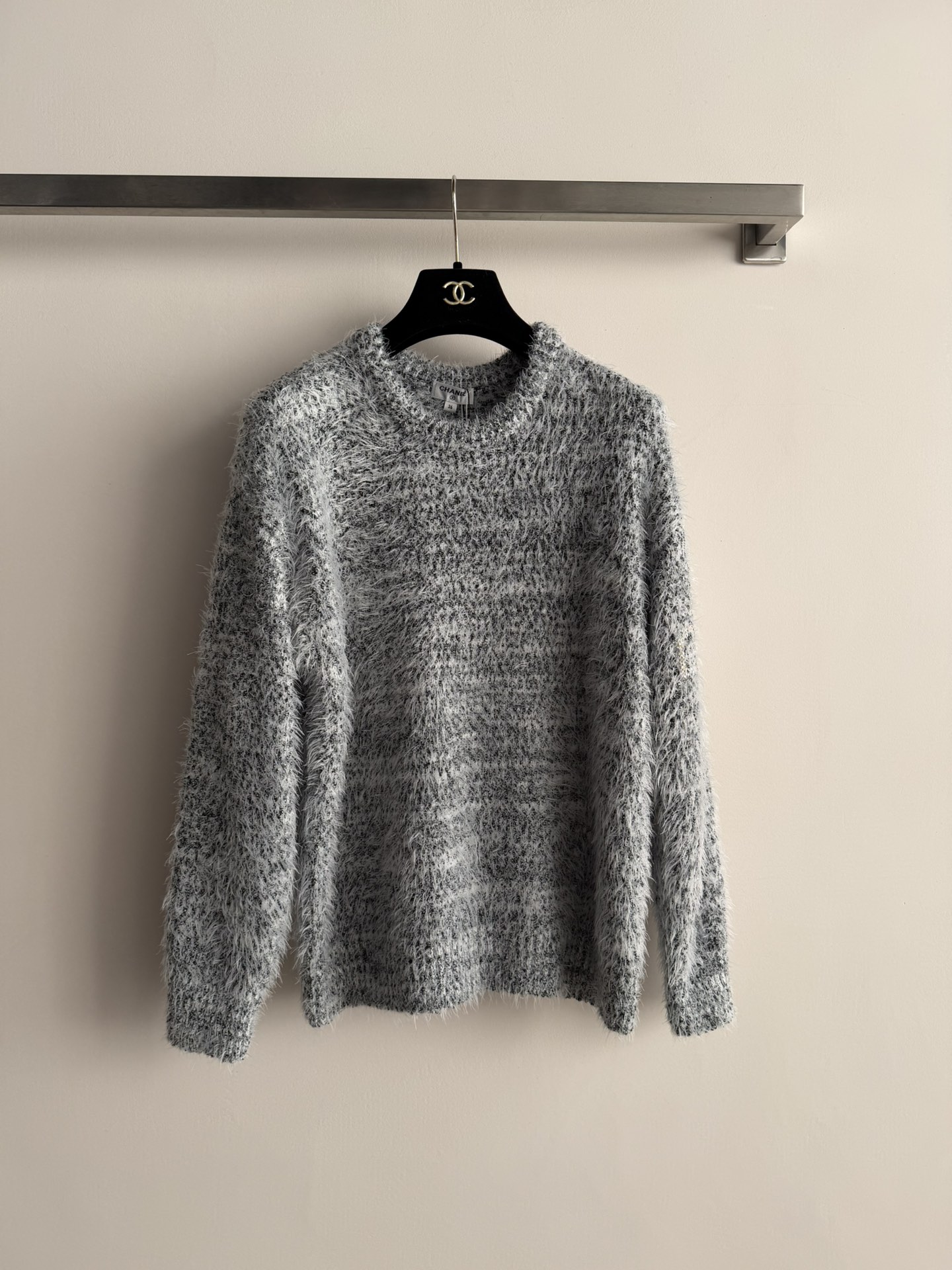 NO:702682,CHANE*'s new autumn and winter woolen sweater is made of high-quality wool blend, soft and warm, and super comfortable to wear in autumn and winter!  The round neck design is simple and elegant, the sleeves are embellished with logo letters, and the furry fabric is full of details. It is gentle and versatile, and goes well with jeans or skirts. It can easily create a sweet temperament and full of sophistication!  Three-color SML,Chanel-clothing,chanel,chanel,skirts,jeans,19860909CHANE*秋冬新款羊毛衫,采用高品质羊毛混纺,柔软又保暖,秋冬穿超舒服！圆领设计简约大方,袖子有logo字母点缀,面料毛毛须细节感满满计.温柔百搭,配牛仔裤或裙装都很出彩,轻松打造甜美气质风,精致感满满！三色SML,香奈儿-服装,chanel,chanel,skirts,jeans,,Women's clothing