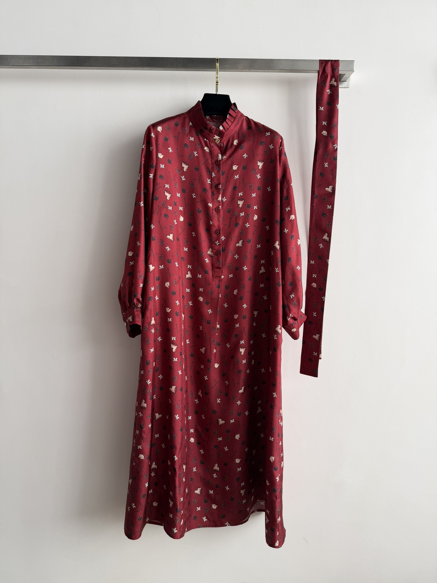 NO:702687,MAXMAR*26SS new printed silk dress, made of twill silk, with soft luster, perfect drape, comfortable to wear and skin-friendly. Stand-up collar + front button design, adjustable belt, easily outline the waistline, slightly puffy long sleeves, cuffs, modify the arm lines, skirt length to the calf, covering the crotch to make you slim, pear-shaped figure friendly. Letter horse print, retro and fashionable, can be easily worn in daily life and festivals, and looks great with high heels or flat shoes!  Two-color SML,maxmara-clothing,loro piana,flats,high heels,skirts,real silk,19860909MAXMAR*26SS新款印花真丝连衣裙,采用斜纹真丝,光泽柔和,垂坠感满分,穿着舒适又亲肤 .立领+前襟扣设计,腰带可调节,轻松勾勒腰线,微蓬长袖收袖口,修饰手臂线条,裙长至小腿,遮胯显瘦,梨形身材友好.字母马印花,复古又时髦,日常、节日都能轻松驾驭,搭配高跟鞋或平底鞋都很出彩！两色SML,麦丝玛拉-服装,loro piana,flats,high heels,skirts,real silk,,Women's clothing