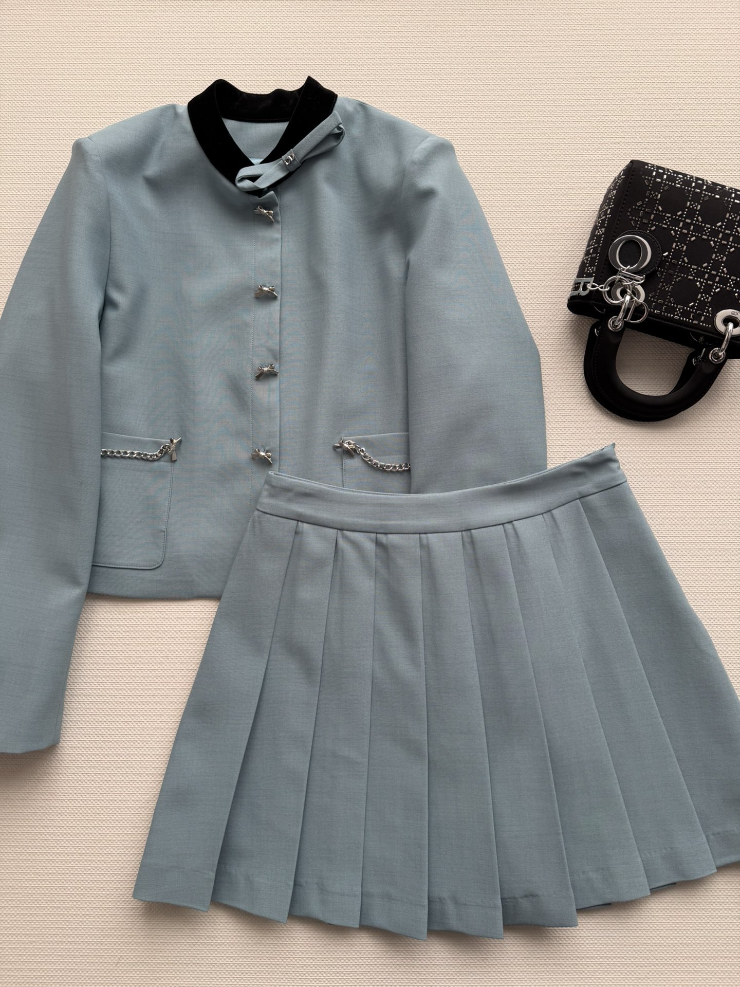 NO:702674,Dio*26 early spring new style week also has the same style suit small stand-up collar short jacket + pleated skirt, bow embellishment is super elegant. The jacket metal buttons + pocket chain decoration, full of details, the skirt has a strong sense of drape, the overall temperament is noble and full of sophistication!  Perfect for formal occasions or other casual wear!  Two-color SML, Dior-clothing, dior, dior, skirts, jackets & coats,19860909Dio*26早春新款周也同款套装小立领短外套+百褶半裙,蝴蝶结点缀超优雅 .外套金属纽扣+口袋链条装饰,细节满分,半裙垂坠感强,整体气质高贵,精致感十足！适合正式场合或其他娱乐穿搭！两色SML,迪奥-服装,dior,dior,skirts,jackets & coats,,Women's clothing