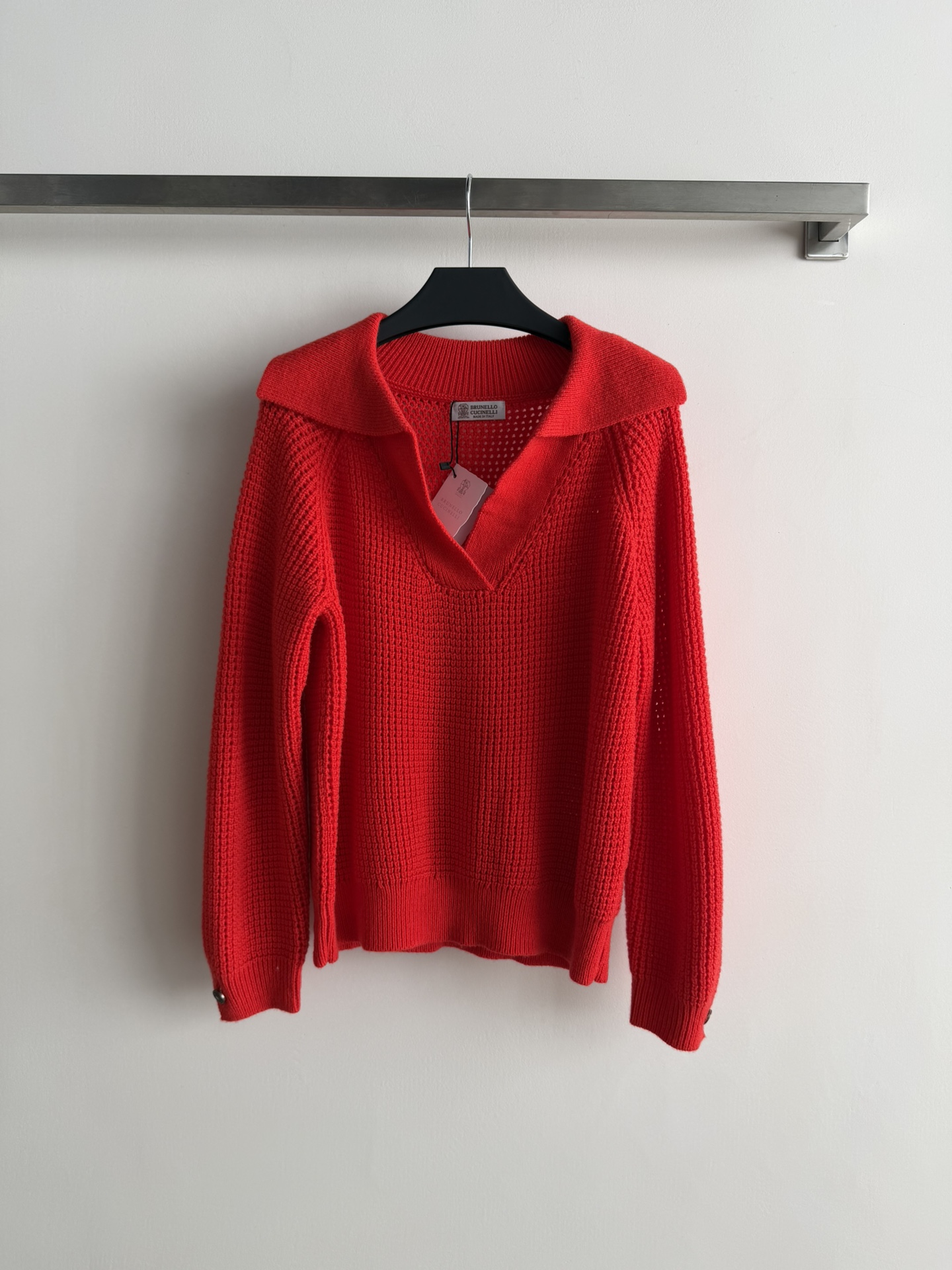 NO:702645,Brunel Cucinel*25 new autumn and winter new large lapel sweater cashmere material is soft and comfortable. The large neckline design adds elegance. The regular fit is super easy to control. Whether it is paired with a skirt or jeans, it can easily create a daily casual or French romantic atmosphere. Three-color SML, women's clothing, brunello cucinelli, skirts, jeans, sweaters,19860909Brunel Cucinel*25秋冬新款大翻领毛衣羊绒材质软糯舒适,大领口设计增添优雅气质,常规版型超好驾驭,无论配裙装还是牛仔裤,都能轻松打造日常休闲或法式浪漫氛围感三色SML,女装,brunello cucinelli,skirts,jeans,sweaters,,Women's clothing