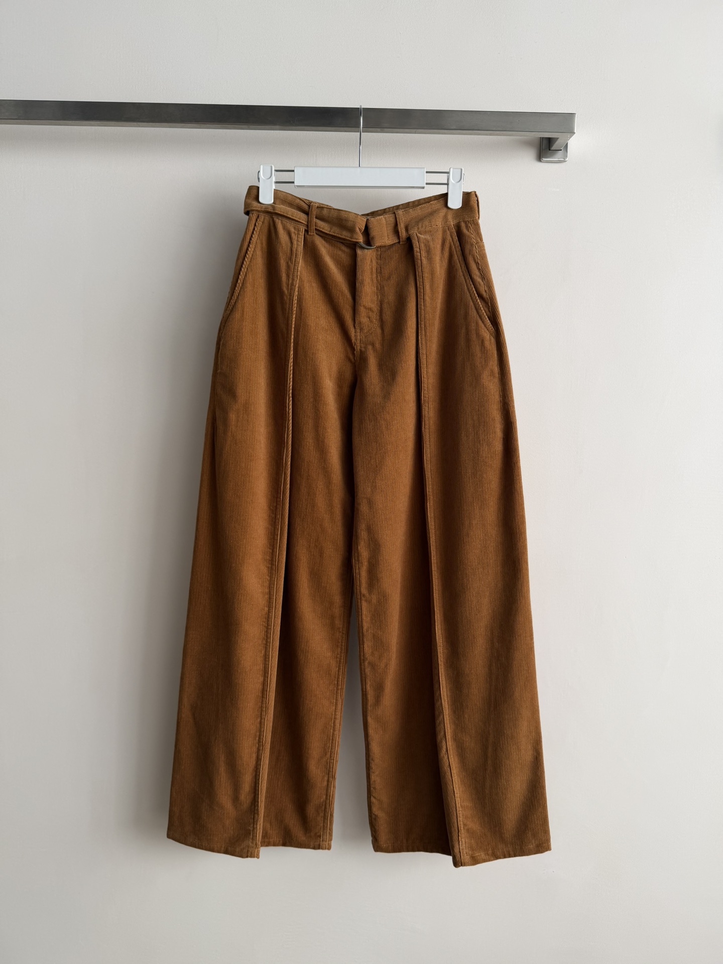 NO:702655,LOEW*26SS new belted trousers, the corduroy fabric is very textured. The high waist and hip-lifting upper body make you look lazy and handsome. The leather logo logo is embellished on the back. The upper body is chic and eye-catching. It is cool and fashionable. You can wear it in the high street trend!  SML-, Loewe-clothing,loewe,loewe,19860909LOEW*26SS新款腰带长裤,灯芯绒面料很有质感 高腰提臀上身巨显慵懒帅气 背后皮质logo标志点缀 别致亮眼上身酷帅时髦 穿出高街潮流！SML-,罗意威-服装,loewe,loewe,,Women's clothing