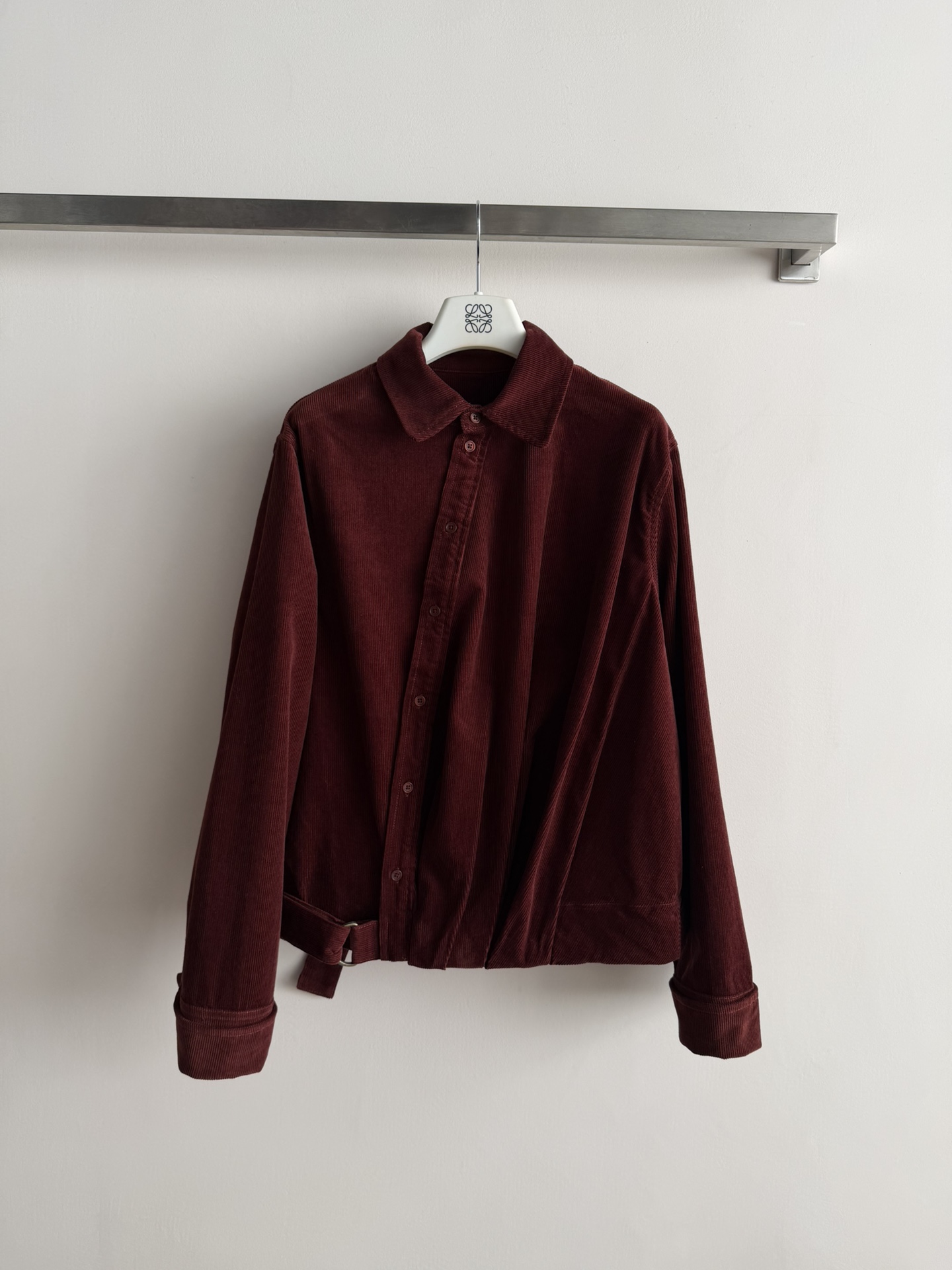 NO:702662,LOEW*26SS new asymmetrical corduroy shirt jacket, the upper body is casual and high-end, and the relaxation is full. The corduroy texture has a retro texture, and the asymmetric tailoring of the slanted placket breaks the convention. It shows a unique dressing taste in one piece. Daily wear is simple and high-end style, the asymmetric design also hides the flesh, and it is very stylish when worn alone or layered. Lazy and casual tone, paired with white T-series trousers, easy to clean  fit outfit.SML, Loewe-clothing, loewe, loewe, jackets & coats, shirts,19860909LOEW*26SS新款不对称灯芯绒衬衫外套,上身随性又高级的松弛感拉满.灯芯绒肌理自带复古质感,斜襟不对称剪裁打破常规,一件穿出独树一帜的穿搭品味.日常穿搭 简约高级风,不对称设计还特藏肉,单穿叠穿都超有范儿.慵懒随性的调调,搭白T配系列长裤,轻松拿捏clean fit穿搭.SML,罗意威-服装,loewe,loewe,jackets & coats,shirts,,Women's clothing