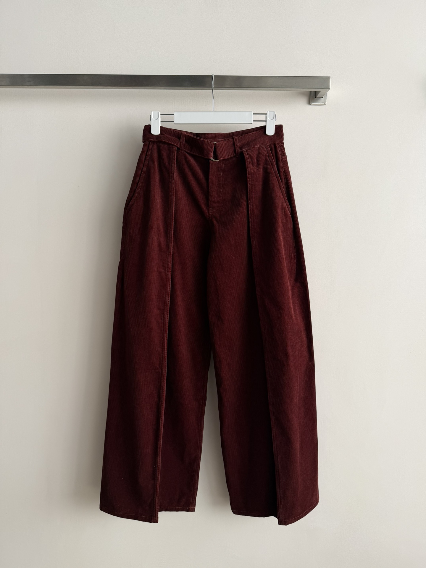 NO:702664,LOEW*26SS new belted trousers, the corduroy fabric is very textured. The high waist and hip-lifting upper body make you look lazy and handsome. The leather logo logo is embellished on the back. The upper body is chic and eye-catching. It is cool and fashionable. You can wear it in the high street trend!  SML-, Loewe-clothing,loewe,loewe,19860909LOEW*26SS新款腰带长裤,灯芯绒面料很有质感 高腰提臀上身巨显慵懒帅气 背后皮质logo标志点缀 别致亮眼上身酷帅时髦 穿出高街潮流！SML-,罗意威-服装,loewe,loewe,,Women's clothing