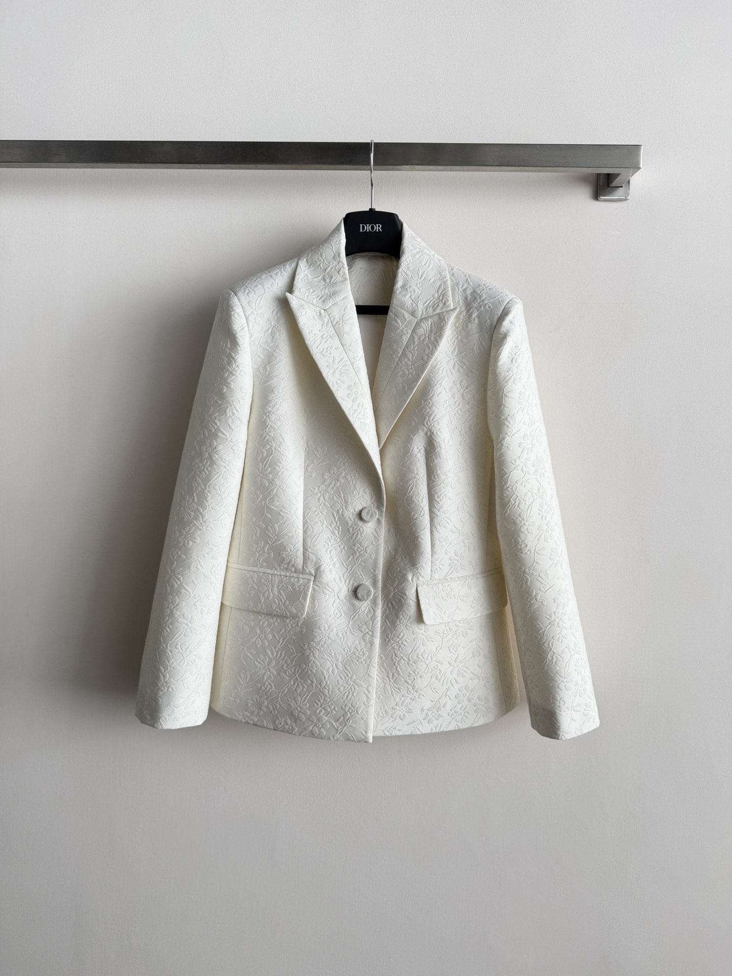 NO:702669,Dio*26 new early spring embossed jacquard suit jacket, white main tone + three-dimensional pattern, super high-end texture!  The classic single-breasted two-button + lapel design has a slim fit and can be easily used in daily commuting. It is elegant and capable. Paired with the same series of skirts, you can easily get a high-end look, and it will look great in the workplace or formal occasions!  SML,Dior-clothing,dior,dior,skirts,jackets & coats,business suit,19860909Dio*26早春新款浮雕提花西装外套,白色主调+立体花纹,质感超高级！经典单排两粒扣+翻领设计,剪裁修身,通勤日常都能轻松驾驭,优雅又干练.搭配同系列半裙,轻松get高级感穿搭,职场o正式场合都很出彩！SML,迪奥-服装,dior,dior,skirts,jackets & coats,business suit,,Women's clothing