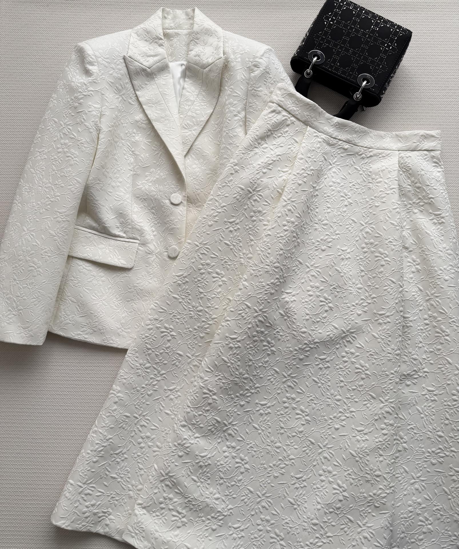 NO:702676,Dio*26 new early spring embossed jacquard A-line skirt, white main tone + three-dimensional pattern, super high-end texture!  The three-dimensional tailoring and A-line large umbrella skirt are very romantic and can be easily used on daily commutes. They are elegant and capable. Paired with suits of the same series, you can easily get a high-end look and look great in the workplace or formal occasions!  SML,Dior-clothing,dior,dior,skirts,19860909Dio*26早春新款浮雕提花A字半裙,白色主调+立体花纹,质感超高级！立体剪裁,A字大伞裙摆,非常浪漫通勤日常都能轻松驾驭,优雅又干练.搭配同系列西服,轻松get高级感穿搭,职场o正式场合都很出彩！SML,迪奥-服装,dior,dior,skirts,,Women's clothing