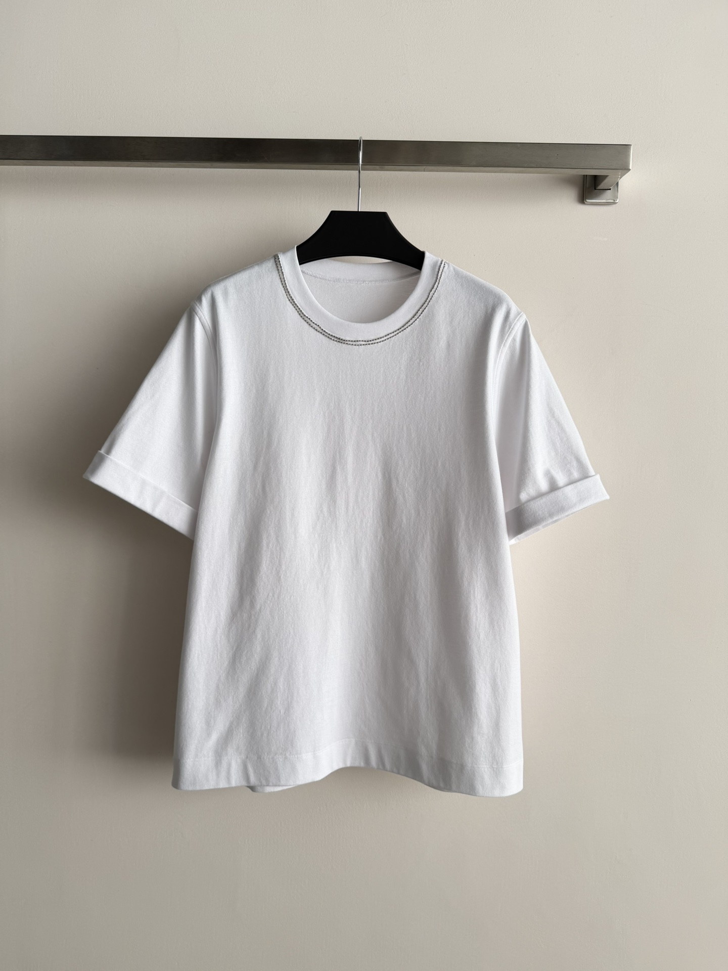 NO:709810,Brounello Cucinelli*26SS new pure cotton short-sleeved T-shirt, round neck beading design is simple and elegant, the fabric is breathable and comfortable, perfect for summer!  The loose fit and naturally rolled cuffs make it casual and fashionable. It is low-key and textured. Pair it with light or neutral-colored bottoms to easily get a simple and high-end style. It can be worn for daily commuting and leisure. It is also OK to wear alone or as an inner layer. It is versatile and easy to match!  SML,,T-shirt,tees,t-shirt,19860909Brounello Cucinelli*26SS新款纯棉短袖T恤,圆领钉珠设计简约大方,面料透气舒适,夏天穿超合适！宽松版型,袖口自然卷边,随性又时髦计.低调有质感,搭配浅色或中性色下装,轻松get简约高级风~日常通勤、休闲都能穿,单穿o内搭都很OK,百搭不挑人！SML,,T-shirt,tees，t-shirt,,Women's clothing