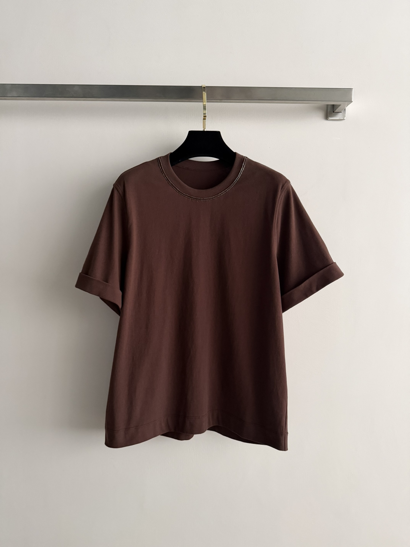 NO:709804,Brounello Cucinelli*26SS new pure cotton short-sleeved T-shirt, round neck beading design is simple and elegant, the fabric is breathable and comfortable, perfect for summer!  The loose fit and naturally rolled cuffs make it casual and fashionable. It is low-key and textured. Pair it with light or neutral-colored bottoms to easily get a simple and high-end style. It can be worn for daily commuting and leisure. It is also OK to wear alone or as an inner layer. It is versatile and easy to match!  SML,,T-shirt,tees,t-shirt,19860909Brounello Cucinelli*26SS新款纯棉短袖T恤,圆领钉珠设计简约大方,面料透气舒适,夏天穿超合适！宽松版型,袖口自然卷边,随性又时髦计.低调有质感,搭配浅色或中性色下装,轻松get简约高级风~日常通勤、休闲都能穿,单穿o内搭都很OK,百搭不挑人！SML,,T-shirt,tees，t-shirt,,Women's clothing