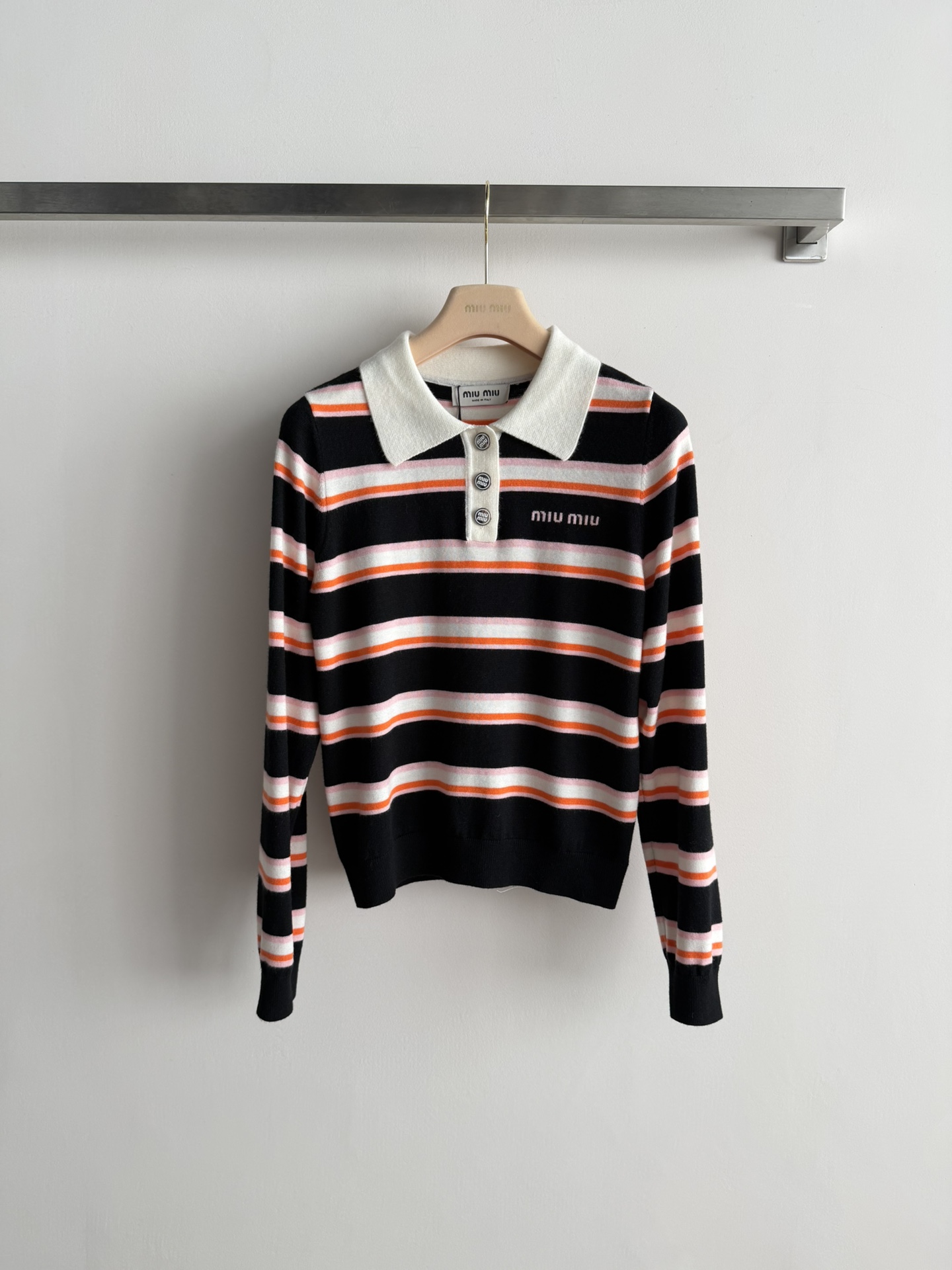 NO:702663,Miu Mi*26SS new striped knitted Polo shirt, made of soft and skin-friendly knitted fabric, classic lapel + three buttons, simple and detailed. The brand embroidery on the chest is very recognizable, full of college style, and is the first choice for spring and summer wear. The loose version is comfortable and fashionable, and it looks great when worn alone or layered. It can be easily switched between elegant or casual styles when paired with skirts and suit pants. It is a versatile and practical wardrobe item!  Three-color SML, Miu Miu-clothing, miumiu, skirts, business suit,19860909Miu Mi*26SS新款条纹针织Polo衫,采用柔软亲肤针织面料,经典翻领+三颗纽扣,简约又有细节感.胸前品牌刺绣超有辨识度,学院风满满,春夏穿搭首选飞.宽松版型舒适又时髦,单穿或叠穿都很出彩,搭配半裙、西装裤都能轻松切换优雅或休闲风格,是衣橱百搭实用单品！三色SML,缪缪-服装,miumiu,skirts,business suit,,Women's clothing