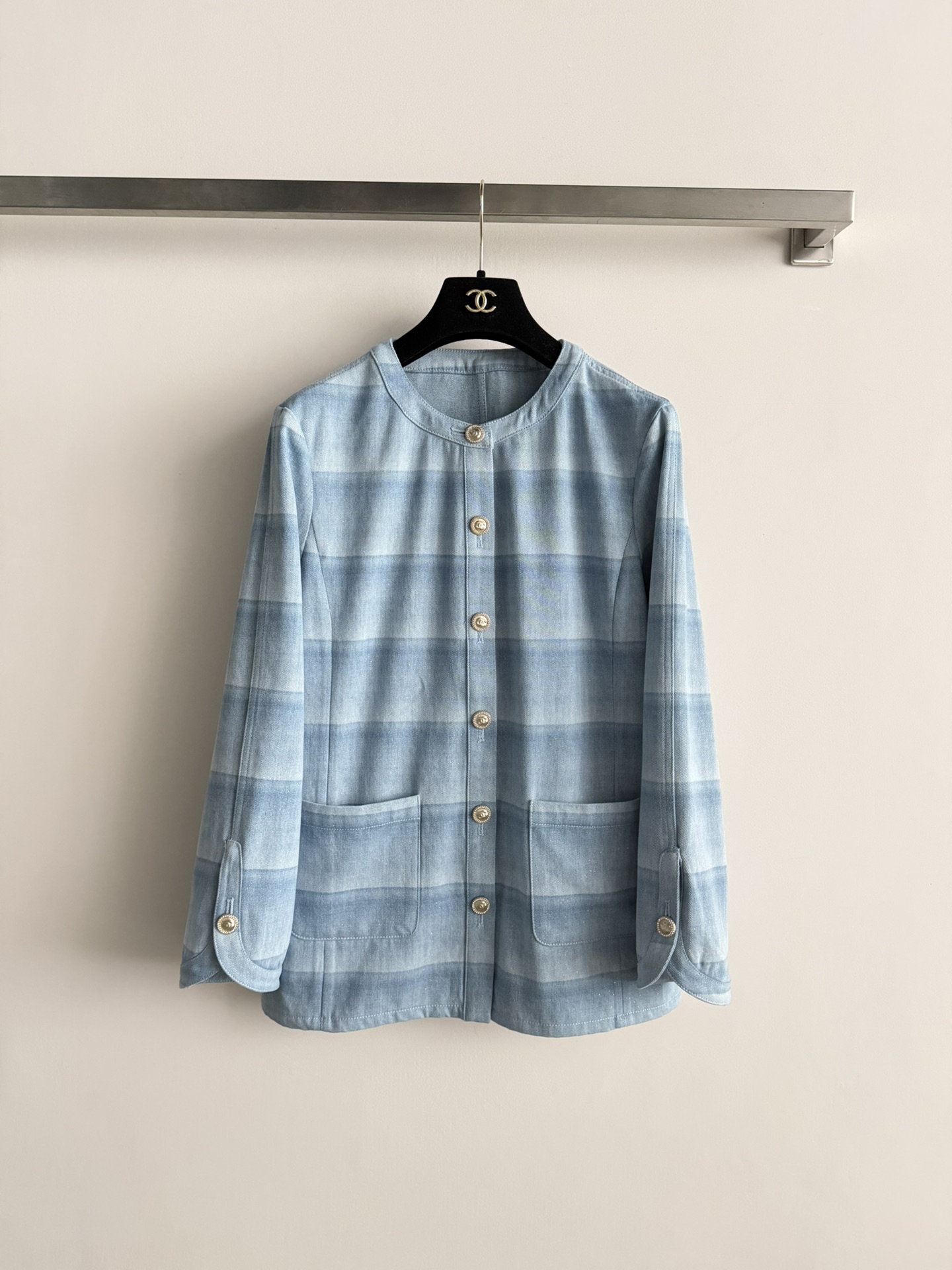 NO:702647,Chane*26SS new blue striped denim jacket, early spring vacation series blue striped denim jacket, light denim fabric + gradient blue, low-key and exquisite design. Round neck design + gold buttons, retro and elegant, blue and white stripes are fresh, perfect for spring and summer!  The two symmetrical pockets are practical and beautiful. It looks great when worn alone or paired with light-colored items. It can be easily used in daily vacations!  SML, Chanel-clothing,chanel,chanel,jackets & coats,19860909Chane*26SS新款蓝色条纹牛仔外套,早春度假系列蓝色条纹牛仔外套,轻薄牛仔面料+渐变蓝色,低调又精致计.圆领设计+金色纽扣,复古优雅,蓝白条纹清新,春夏穿超适合！两个对称口袋实用又美观,单穿或搭配浅色单品都很出彩,度假日常都能轻松驾驭！SML,香奈儿-服装,chanel,chanel,jackets & coats,,Women's clothing