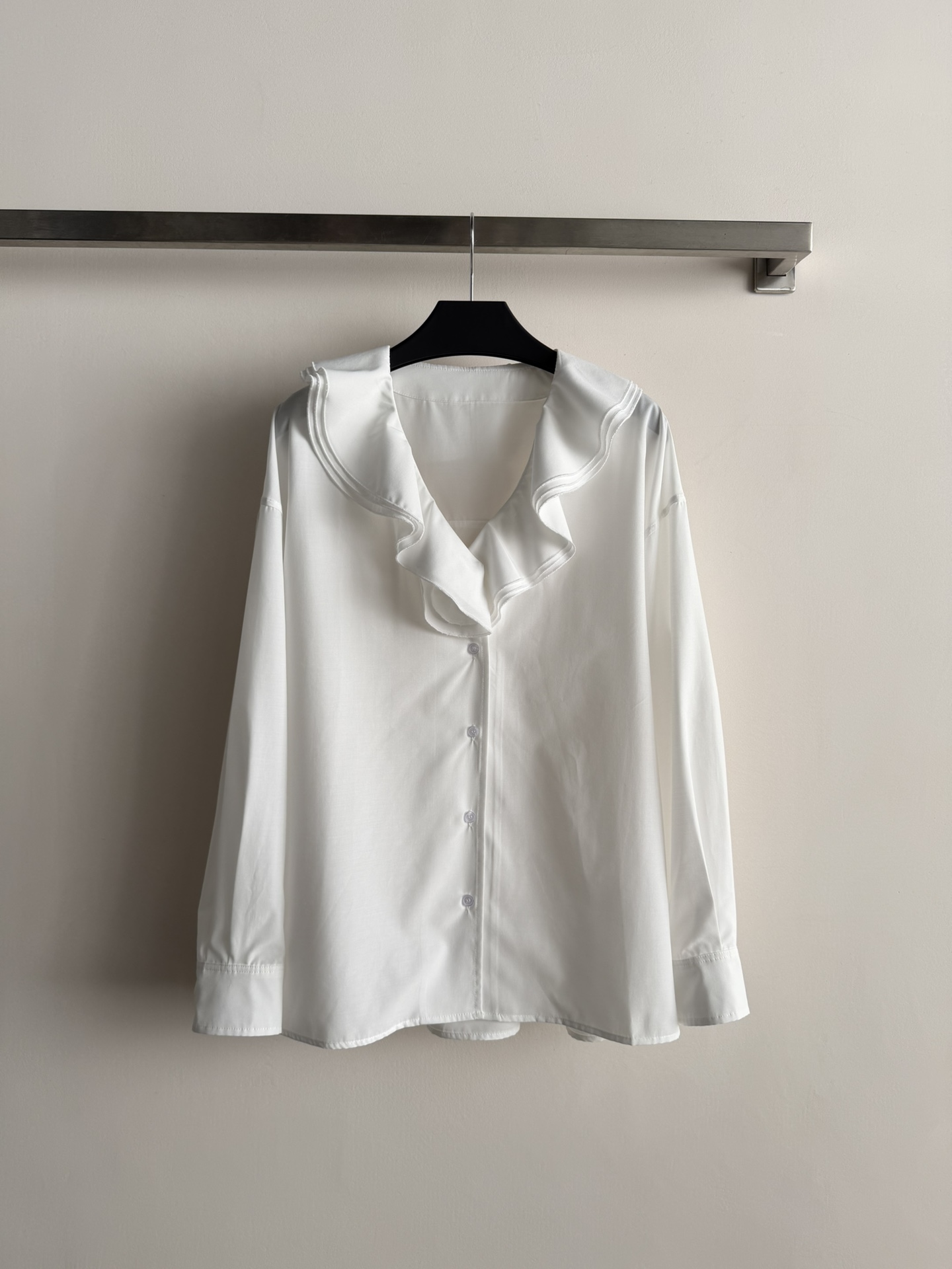 NO:710307,YESBYYESI*26SS new ruffled long-sleeved shirt, light and thin blended material, soft and smooth, super comfortable to wear in spring and summer!  V-neck + ruffle design, modify the neck line, sweet and elegant loose fit, comfortable and not flattering, looks great when worn alone or paired with high-waisted pants or skirts, easy to switch between multiple styles SML-,,skirts,shirts,19860909YESBYYESI*26SS新款荷叶边长袖衬衫,轻薄混纺材质,柔软顺滑 春夏穿超舒服！V领+荷叶边设计,修饰颈部线条,甜美又优雅宽松版型,舒适不挑身材,单穿或搭配高腰裤、半身裙都很出彩,轻松切换多种风格SML-,,skirts,shirts,,Women's clothing