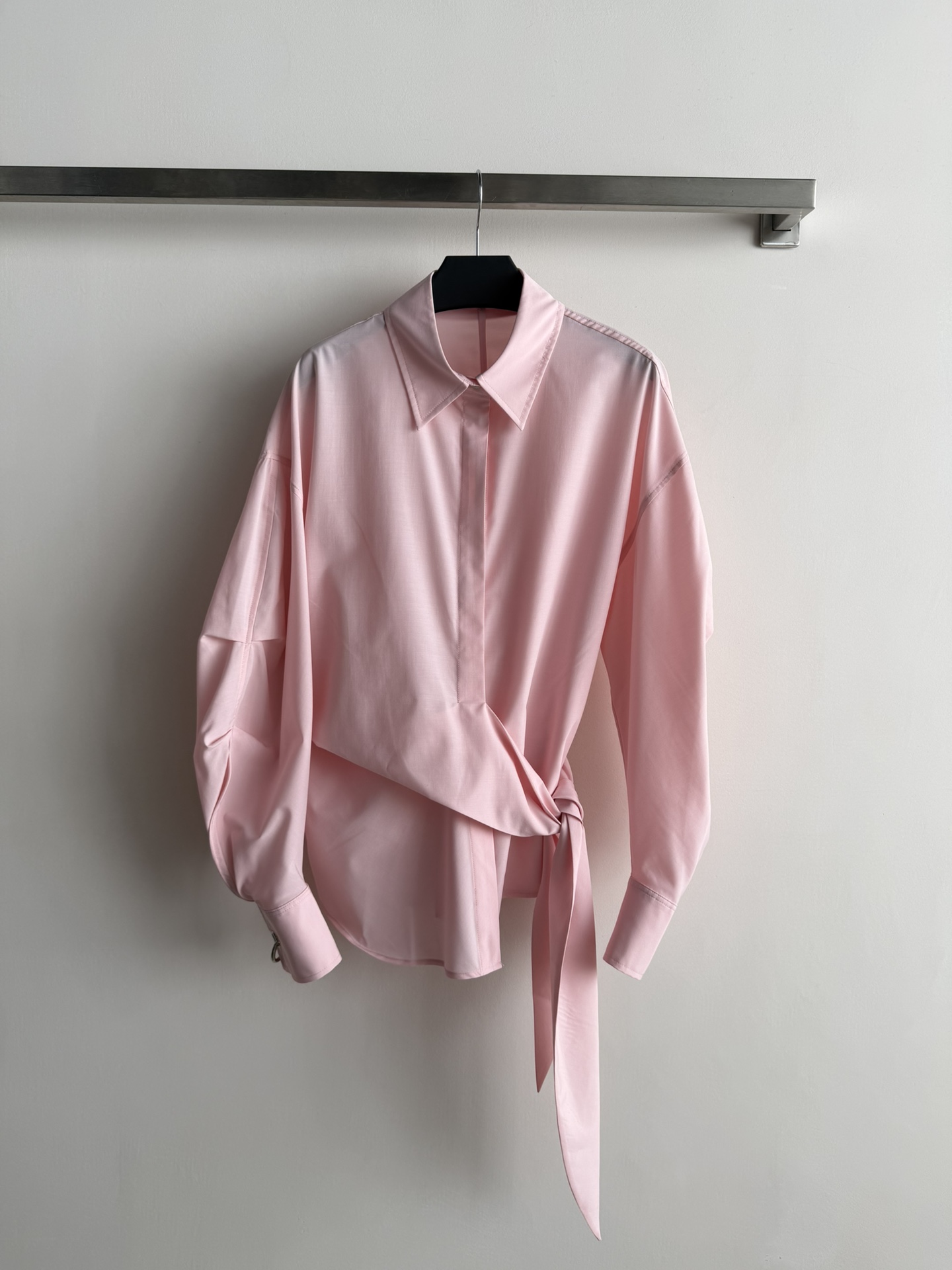 NO:710310,The new 26SS new irregular strap shirt is made of light and thin blended fabric, which is smooth and comfortable. The unique pinched three-dimensional sleeve shape creates a natural and fashionable shape. The design side laces create overlapping layered aesthetics. The double-layer concealed placket metal cufflinks, and the details highlight the texture of the metal ring decoration on the cuffs. There are more highlights, no matter how you match it, it will look great SML,,19860909新款26SS新款不规则绑带衬衣采用轻薄混纺面料顺滑舒适 独特捏褶立体袖型,打造自然的时髦造型感,设计感侧边系带,交叠层次美学.双层暗门襟金属袖扣,细节处彰显质感袖口金属圆环装饰更有亮点怎么搭配都很出彩SML,,,Women's clothing