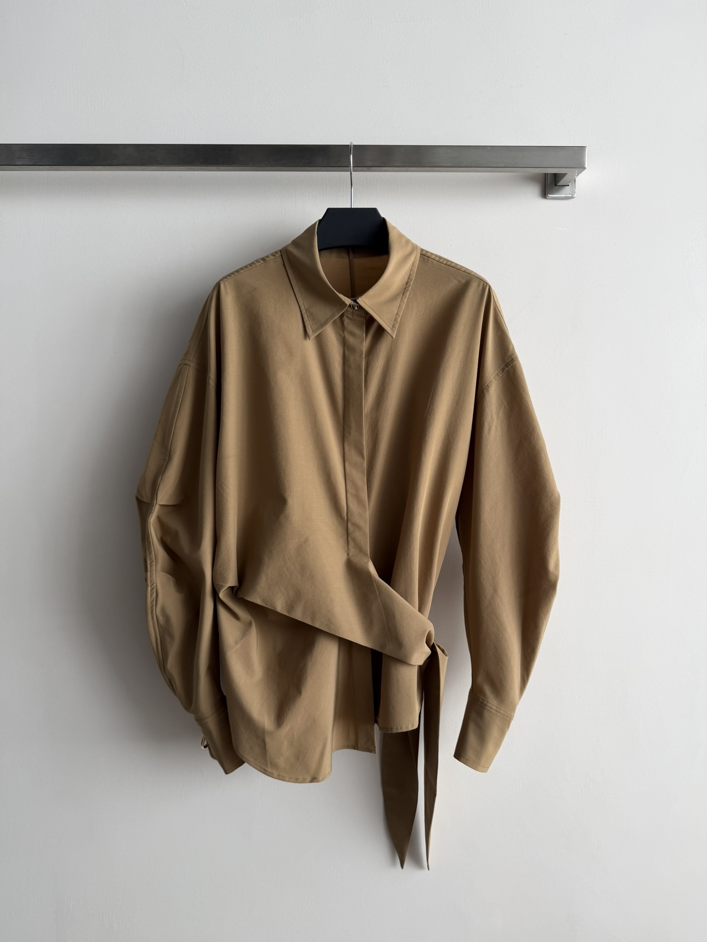 NO:710316,The new 26SS new irregular strap shirt is made of light and thin blended fabric, which is smooth and comfortable. The unique pinched three-dimensional sleeve shape creates a natural and fashionable shape. The design side laces create overlapping layered aesthetics. The double-layer concealed placket metal cufflinks, and the details highlight the texture of the metal ring decoration on the cuffs. There are more highlights, no matter how you match it, it will look great SML,,19860909新款26SS新款不规则绑带衬衣采用轻薄混纺面料顺滑舒适 独特捏褶立体袖型,打造自然的时髦造型感,设计感侧边系带,交叠层次美学.双层暗门襟金属袖扣,细节处彰显质感袖口金属圆环装饰更有亮点怎么搭配都很出彩SML,,,Women's clothing