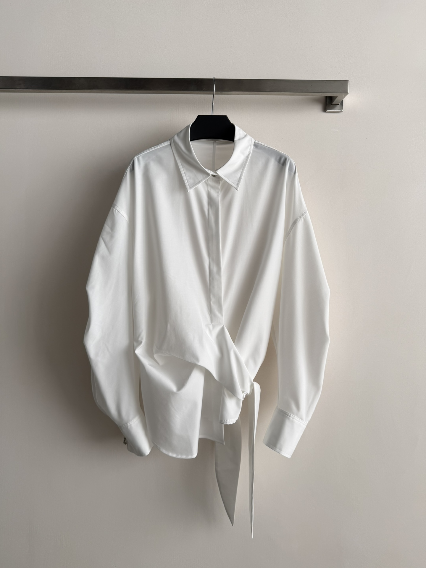 NO:710322,The new 26SS new irregular strapped shirt is made of light blended fabrics that are smooth and comfortable. The unique pinched three-dimensional sleeves create a natural and fashionable look. Designed side laces, overlapping layered aesthetics. Double-layer concealed placket metal cufflinks, and the details highlight the texture. The metal ring decoration on the cuffs has more highlights, no matter how you match it, it will look great SML-,,19860909新款26SS新款不规则绑带衬衣采用轻薄混纺面料顺滑舒适 独特捏褶立体袖型,打造自然的时髦造型感,设计感侧边系带,交叠层次美学.双层暗门襟金属袖扣,细节处彰显质感袖口金属圆环装饰更有亮点怎么搭配都很出彩SML-,,,Women's clothing