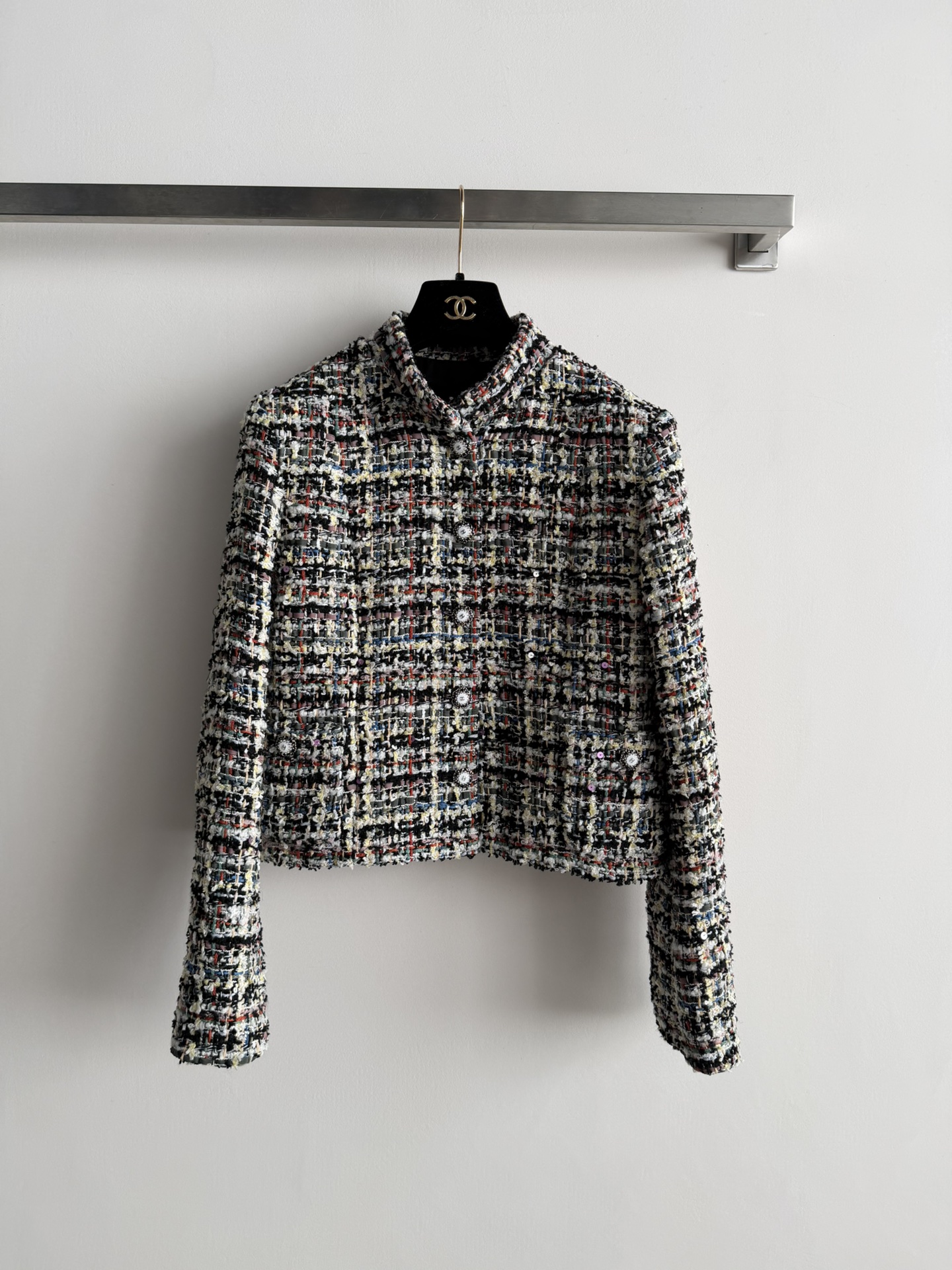 NO:702627,CHANE*'s new high-end handmade woven jacket is made of imported heavy-duty colorful plaid soft tweed fabric. Super textured stand-up collar, single-breasted double-pocket design. Unique metal button decoration. Shows the unique charm of Xiaoxiang. The classic short version is slim and absolutely stunning. The exquisite color upper body shows a gorgeous aristocratic temperament. Simple and high-end, suitable for various occasions. SML-, Chanel-clothing, chanel, chanel, jackets & coats,19860909CHANE*新款高级手工坊编织外套采用进口重工多彩格纹软粗花呢面料 超级有质感立领单排扣双口袋设计 独特的金属纽扣装饰点缀 展现小香风独特的魅力经典短款版型显瘦绝绝子 精致的颜色上身超显华丽贵族气质 简洁高端适合各种场合SML-,香奈儿-服装,chanel,chanel,jackets & coats,,Women's clothing