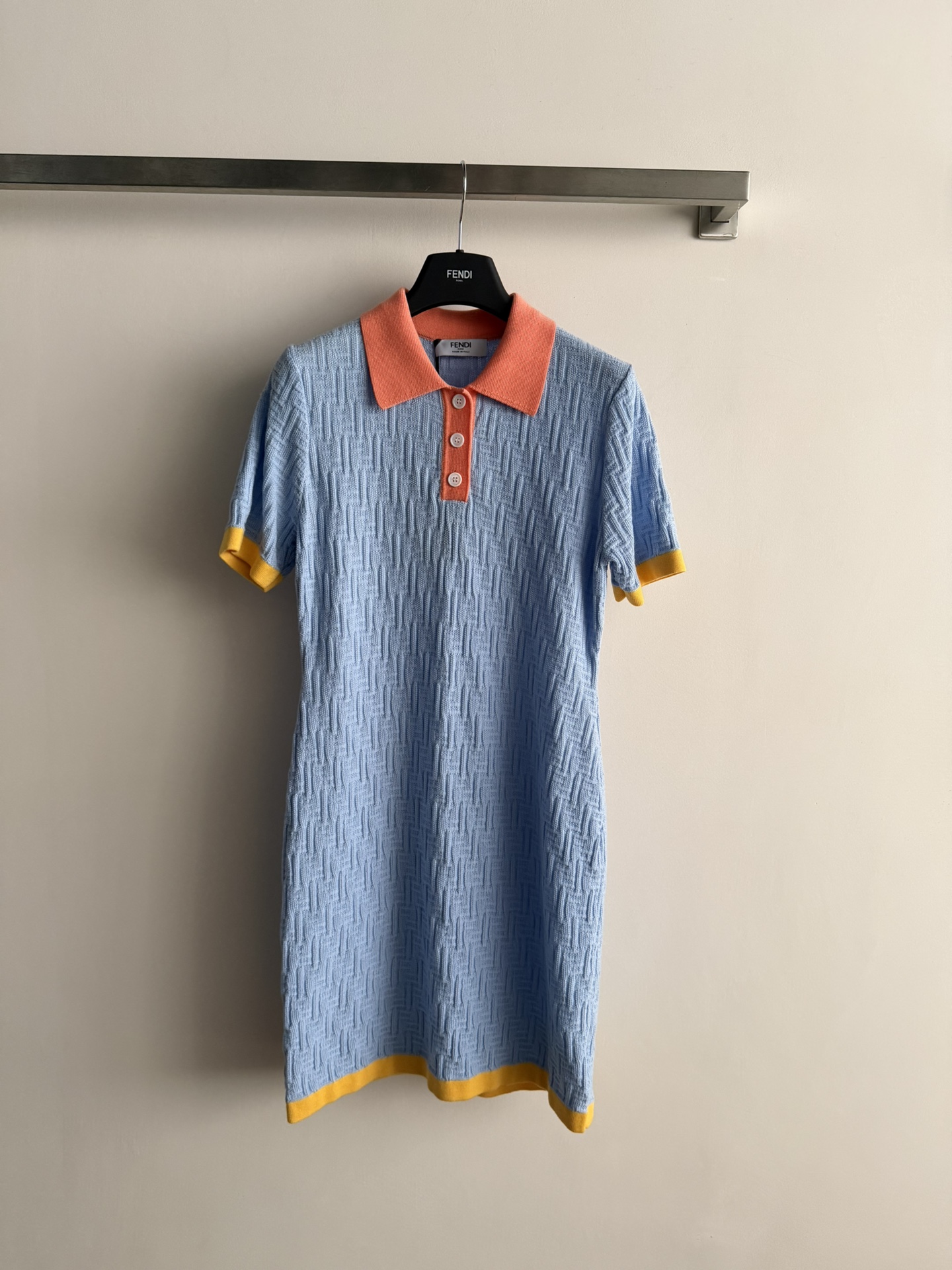 NO:702618,FEN*26SS new knitted dress polo collar contrasting color design is fresh and playful, slim fit and hip-hugging version outlines the body curve, daily wear on the street will turn heads 100% SML-, Fendi-clothing, fendi, fendi, skirts,19860909FEN*26SS新款针织连衣裙polo领撞色设计清新又俏皮修身包臀版型 勾勒身材曲线,日常出街穿回头率百分百SML-,芬迪-服装,fendi,fendi,skirts,,Women's clothing