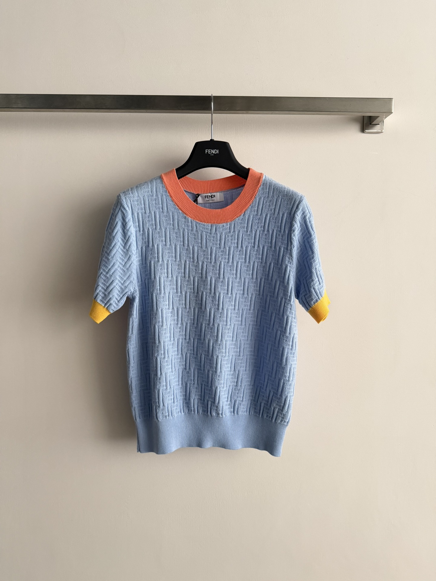 NO:702625,FEN*26SS new style knitted sweater with rib contrasting design, fresh and playful. The F jacquard texture highlights the brand recognition. The regular version is versatile and not picky. It is a must-have fashion item. SML-, Fendi-clothing, fendi, fendi,19860909FEN*26SS新款针织衫罗纹撞色设计清新又俏皮F提花纹理凸显品牌辨识度,常规版型百搭不挑人必备时尚单品SML-,芬迪-服装,fendi,fendi,,Women's clothing