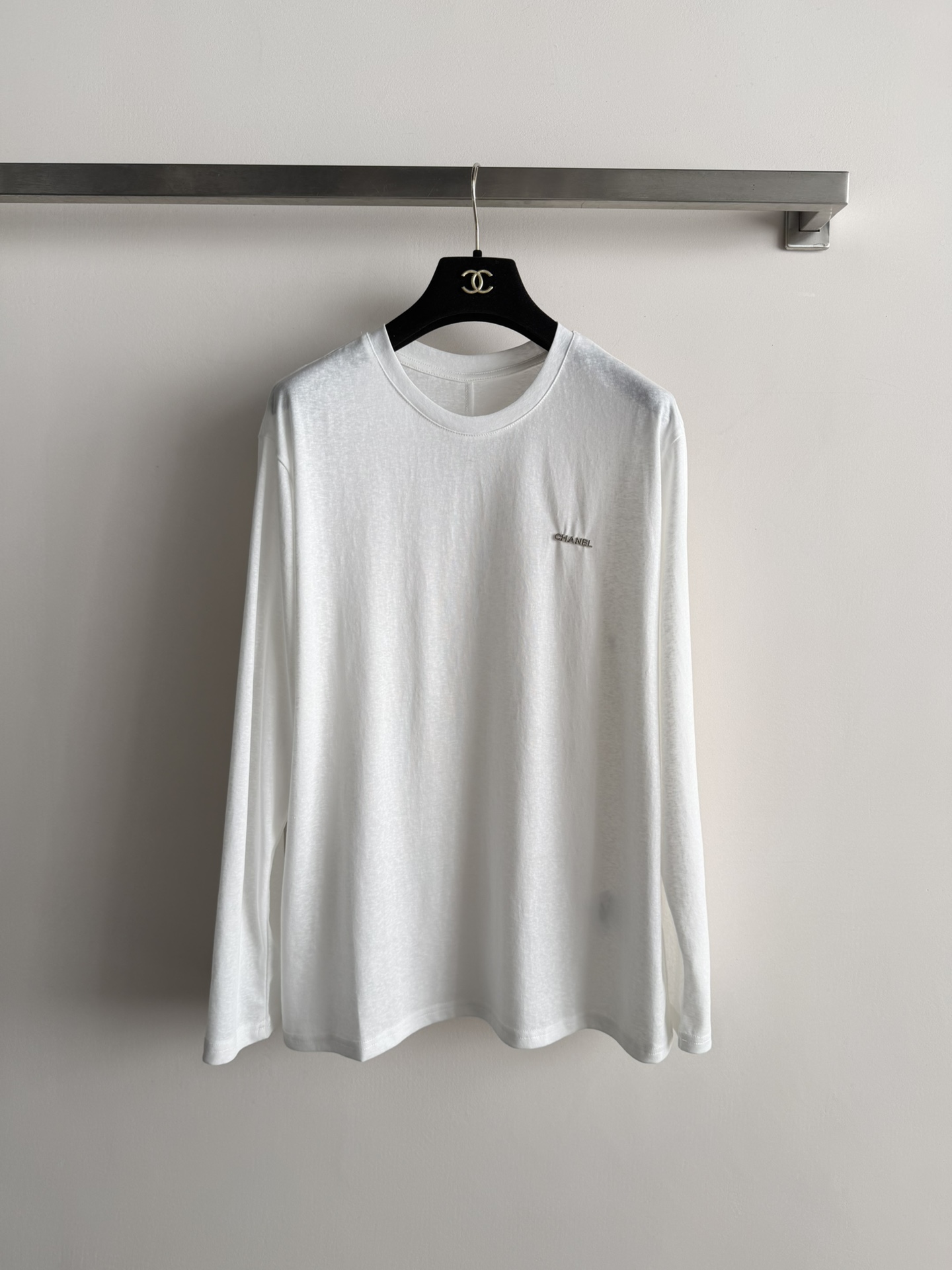 NO:712821,CHANE*26SS new round neck long-sleeved T-shirt, CHANE* letters design on the chest, white cotton fabric, soft and comfortable, super friendly for daily wear!  The double C embroidery on the back is exquisite and recognizable. The loose fit is suitable for a variety of body shapes. It goes well with jeans and casual pants. It has a relaxed and casual style. It can be easily used in both commuting and leisure occasions. It is practical and versatile!  SML,,chanel,jeans,tees,t-shirt,19860909CHANE*26SS新款圆领长袖T恤,胸前CHANE*字母设计,白色棉质面料,柔软舒适,日常穿着超友好！背后双C刺绣精致又有辨识度计.宽松版型,包容多种身材,随便搭配牛仔裤、休闲裤都很OK,轻松gt休闲风~无论通勤还是休闲场合都能轻松驾驭,实用又百搭！SML,,chanel,jeans,tees，t-shirt,,Women's clothing