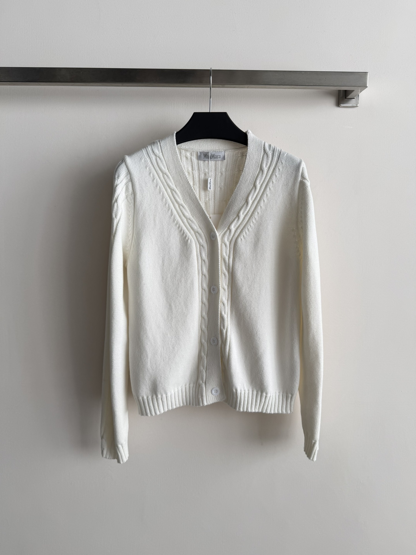 NO:702607,MaxMar*26 new twist knitted cardigan sweater, classic twist texture design, full of details! The knitted fabric is soft and warm, perfect for autumn and winter ~ loose fit, comfortable and versatile, red has a festive atmosphere, it is also recommended for the year of your birth year, paired with jeans or casual pants, you can easily get warmth every day. 3 colors SML, MaxMara-clothing, loro piana, jeans, sweaters,19860909MaxMar*26新款麻花针织开衫毛衣,经典麻花纹理设计,细节感满满!针织面料柔软保暖,秋冬穿超合适~宽松版型,舒适又百搭,红色超有节日氛围,本命年也很推荐,搭配牛仔裤或休闲裤,轻松get温暖日常 3色SML,麦丝玛拉-服装,loro piana,jeans,sweaters,,Women's clothing