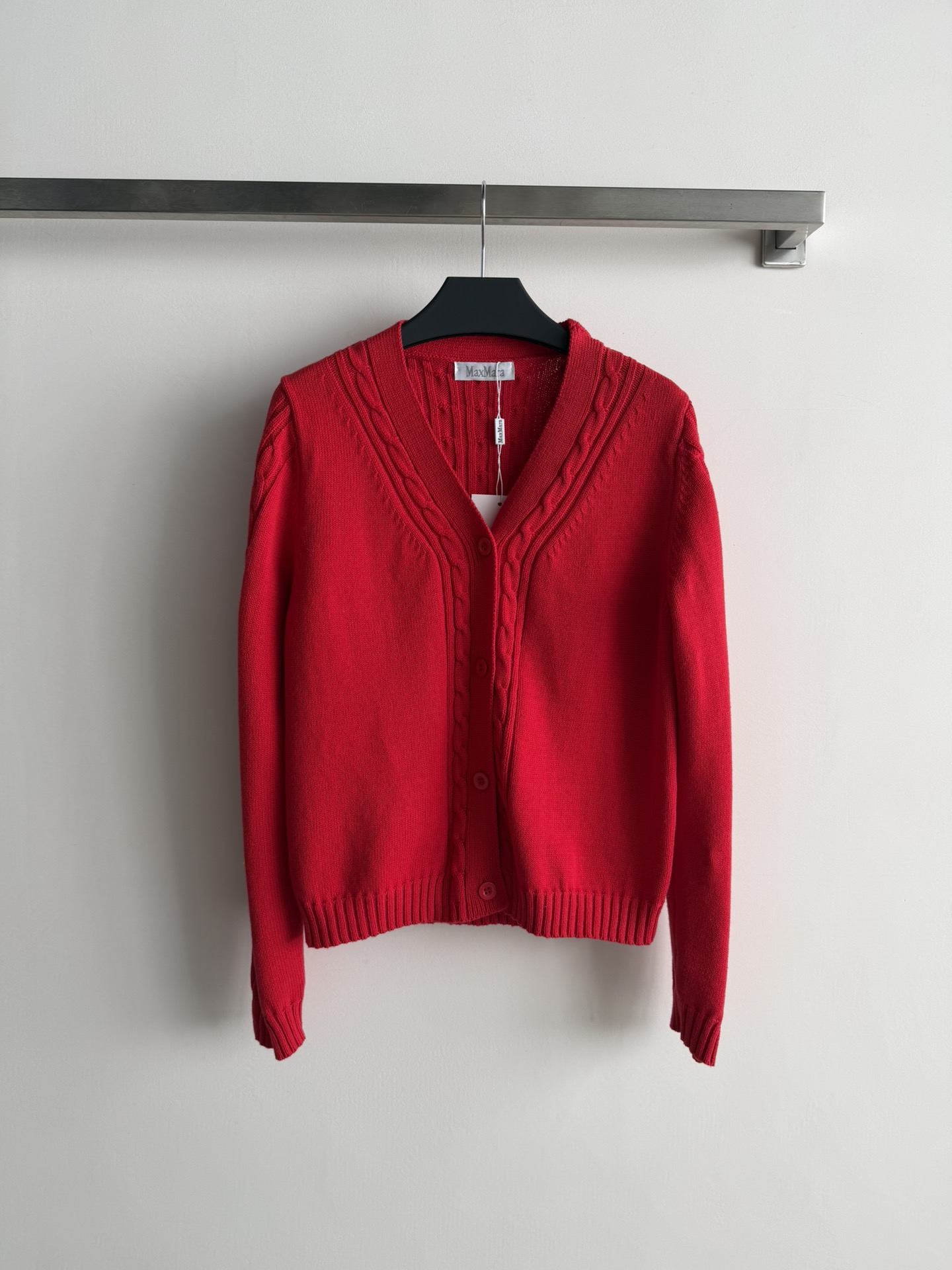 NO:702614,MaxMar*26 new twist knitted cardigan sweater, classic twist texture design, full of details! The knitted fabric is soft and warm, perfect for autumn and winter ~ loose fit, comfortable and versatile, red has a festive atmosphere, it is also recommended for the year of your birth year, paired with jeans or casual pants, you can easily get warmth every day. 3 colors SML, MaxMara-clothing, jeans, sweaters,19860909MaxMar*26新款麻花针织开衫毛衣,经典麻花纹理设计,细节感满满!针织面料柔软保暖,秋冬穿超合适~宽松版型,舒适又百搭,红色超有节日氛围,本命年也很推荐,搭配牛仔裤或休闲裤,轻松get温暖日常 3色SML,麦丝玛拉-服装,jeans,sweaters,,Women's clothing