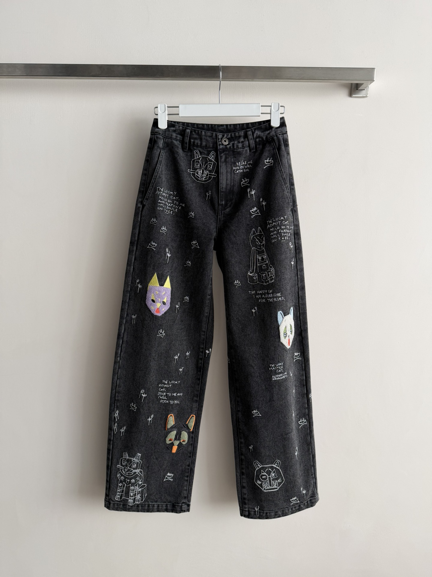 NO:713317,Loew*26 new artist Louis Wain co-branded jeans, black and gray washed denim + cat embroidery, full of artistic sense! The pants have anthropomorphic cat patterns and text, which are full of fun and highly recognizable. The loose straight fit is suitable for daily wear or street style, comfortable and fashionable. Louis Wain’s cat paintings are very recognizable. This collaboration is really valuable for collection. Cat lovers and fashion lovers should not miss it! SML,, louis  vuitton,loewe,stuart weitzman,jeans,19860909Loew*26新款艺术家LouisWain联名牛仔裤,黑灰水洗牛仔布+猫咪刺绣,艺术感满满!裤身有拟人化猫图案和文字,趣味十足,辨识度超高.宽松直筒版型,日常穿搭或街头风都很OK,舒适又时髦.LouisWain的猫画作超有辨识度,这次联名真的很有收藏价值,猫奴和时尚控都别错过!SML,,louis vuitton,loewe,stuart weitzman,jeans,,Women's clothing