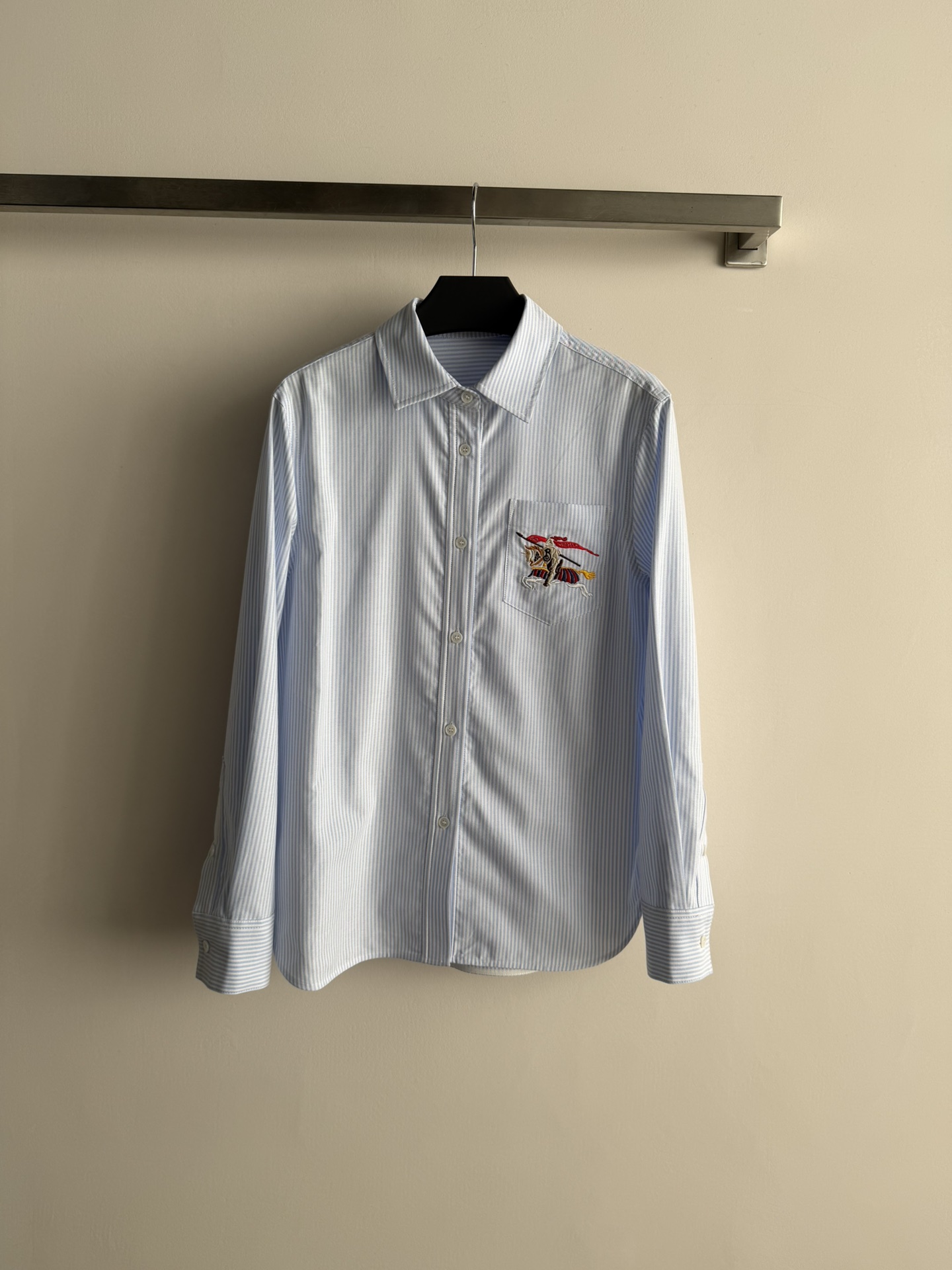 NO:713300,Burberr* embroidered striped shirt, this light blue and white vertical striped long-sleeved shirt, with colorful knight embroidery on the chest pocket, full of British style stitches. High-quality cotton fabric, soft and breathable, super comfortable to wear in spring and autumn. Classic lapel + single-breasted, slim fit, easy to control for daily commuting or leisure. Paired with jeans or casual pants, you can easily get a simple and fashionable look! Size SML, burberry, jeans, shirts,19860909Burberr*刺绣条纹衬衫,这款浅蓝白竖条纹长袖衬衫,胸前口袋有彩色骑士刺绣,英伦风满满针.高品质棉质面料,柔软透气,春秋穿超舒服.经典翻领+单排扣,剪裁修身,日常通勤或休闲都能轻松驾驭.搭配牛仔裤或休闲裤,轻松get简约时尚ook!码数SML,,burberry,jeans,shirts,,Women's clothing