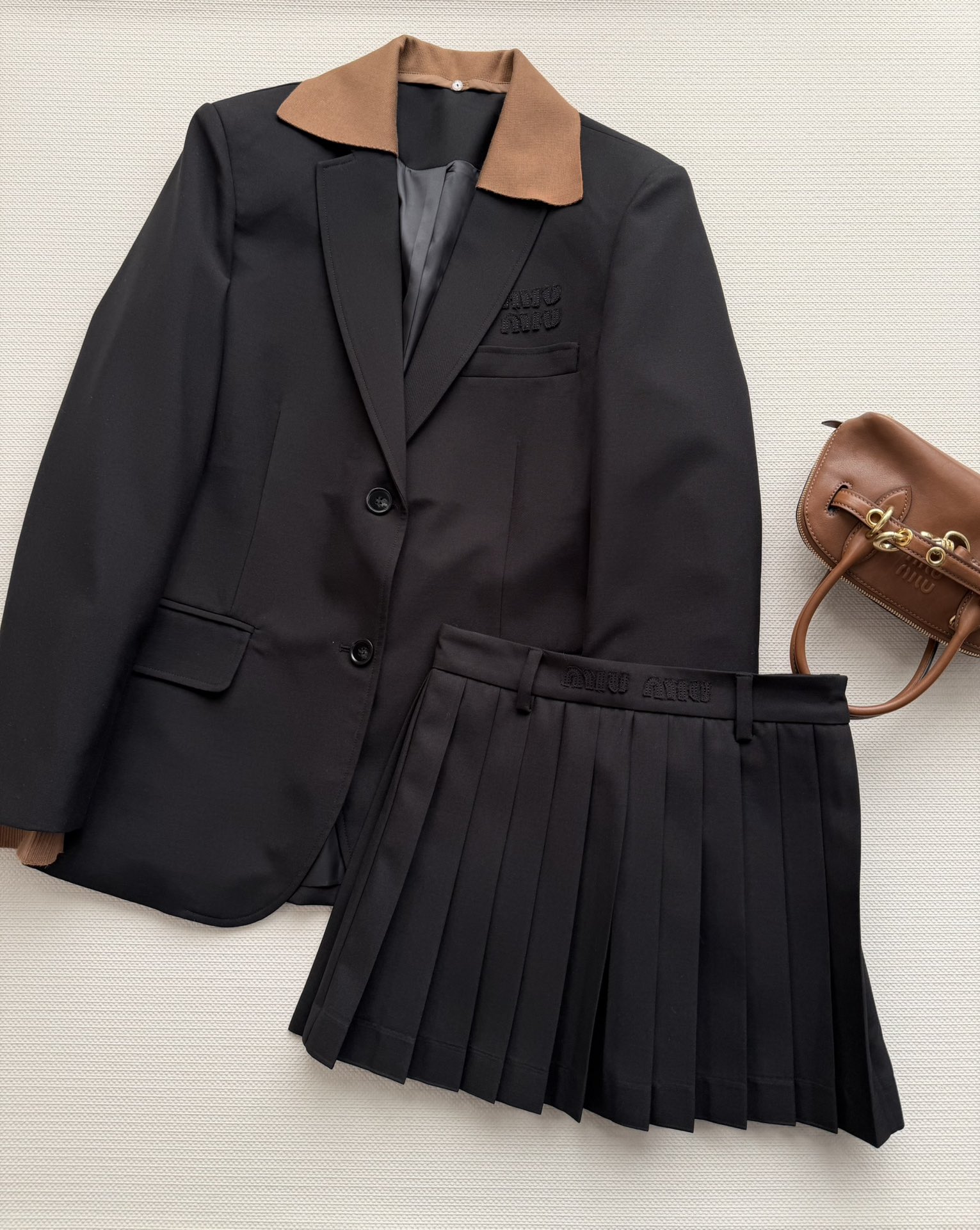 NO:713306,MiuMi*26 new early spring pleated skirt features a pleated A-line version, with a retro British style. The wool blended fabric has a great texture, and the three-dimensional tailoring is versatile and slim. It is classic but not outdated, sweet and cool, a must-have item for fashionable girls’ wardrobes, SML-,,miumiu,skirts,19860909MiuMi*26早春新款百褶半裙特色百褶A字版型,带有复古英伦风 羊毛混纺面料质感超赞立体的剪裁版型百搭又显瘦 经典不过时甜酷风时髦少女衣橱必备辣妹单品 ,SML-,,miumiu,skirts,,Women's clothing