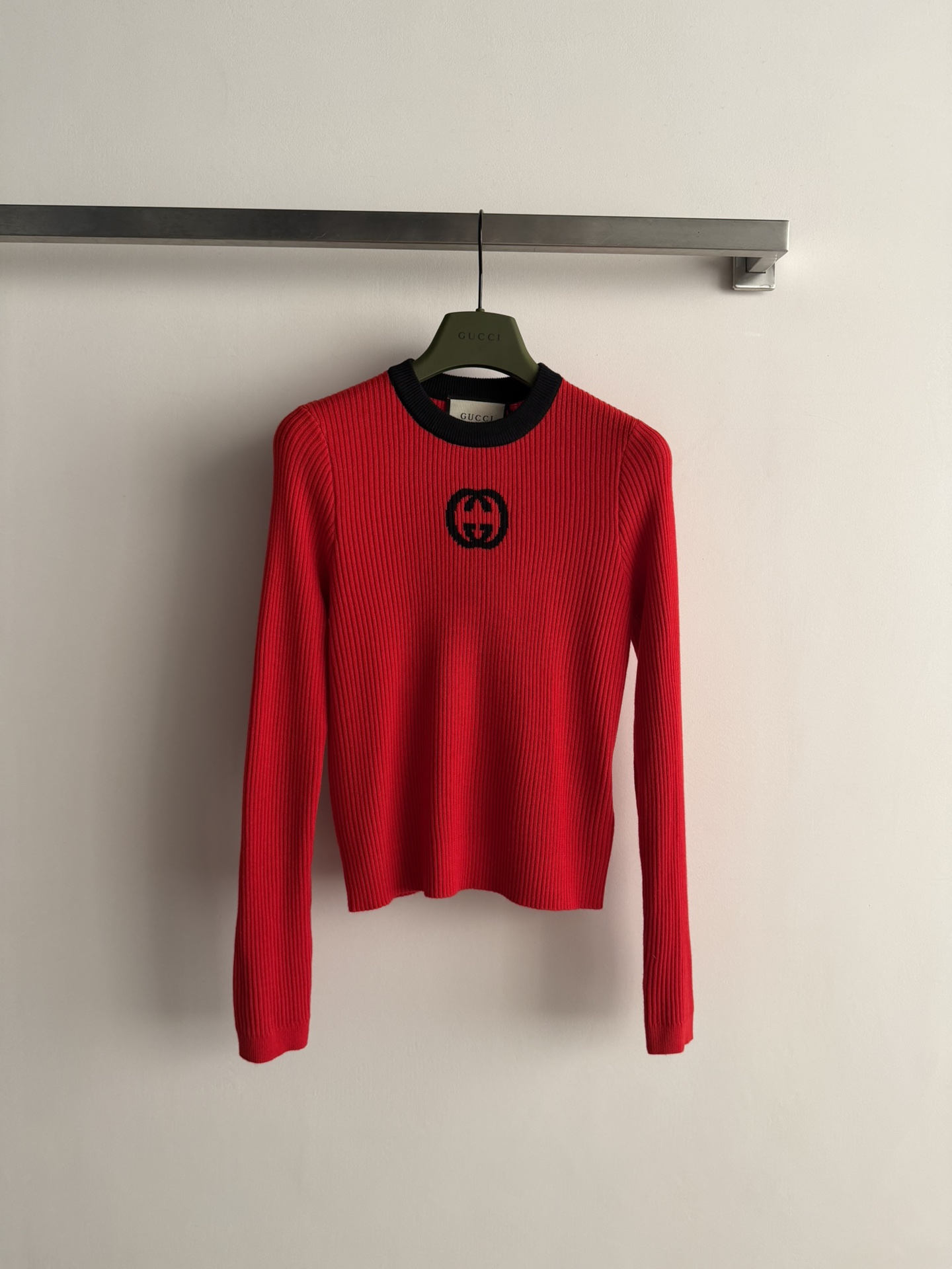 NO:713642,Gucc*26 woolen sweater, soft and skin-friendly, warm, super comfortable to wear in spring! Exquisite embroidery on the chest, full of brand sense. Simple round neck design, versatile and not picky. The fit is slim, fashionable with jeans or skirts, easy to get a high-end look! 3 colors SML, gucci, skirts, jeans, sweaters,19860909Gucc*26款羊毛衣,柔软亲肤又保暖,春天穿超舒服!胸前精致刺绣,品牌感满满.简约圆领设计,百搭不挑人.版型修身,搭牛仔裤或半身裙都很时髦,轻松 get高级感穿搭!3色SML,,gucci,skirts,jeans,sweaters,,Women's clothing