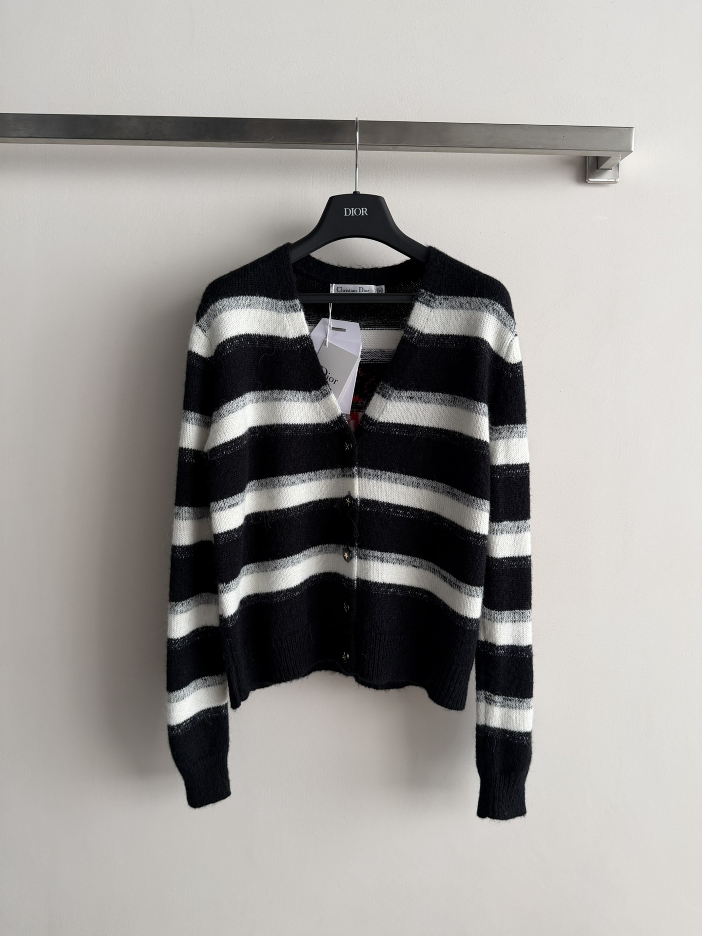 NO:715230,DIO*26SS new classic wool cardigan, with contrasting stripe design, decorated with classic five-pointed star pattern on the back, and LOGO letters, simple and versatile, breathable and comfortable, a sweet and must-have item for girls!  Three colors SML!  ,,dior,19860909DIO*26SS新款经典羊毛开衫,撞色条纹设计,背后配以经典五角星图案装饰,搭配LOGO字母,简约百搭,透气舒适少女心爆棚,甜美必备单品！三个色SML！,,dior,,Women's clothing
