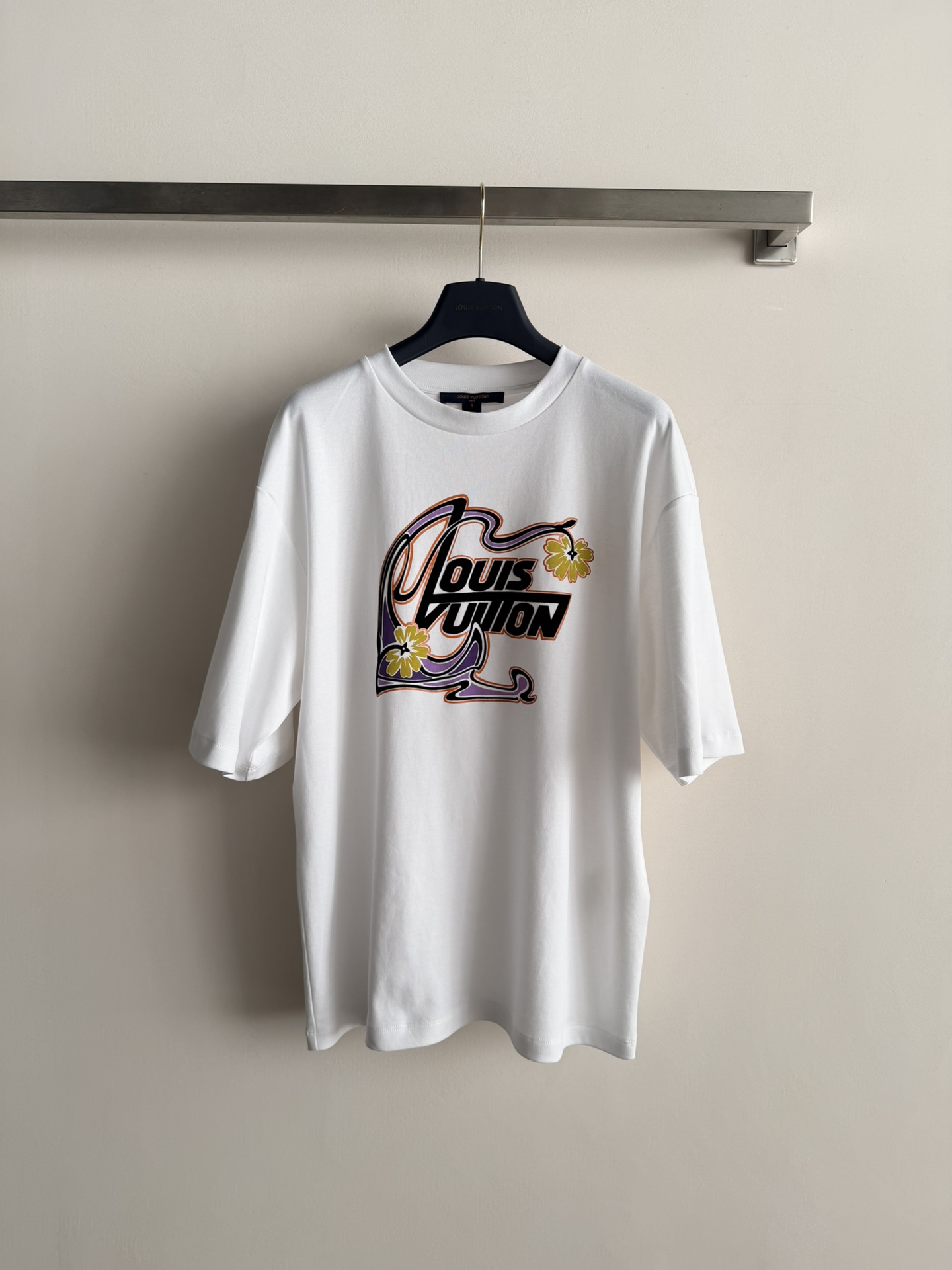 NO:713662,LV*26SS new floral logo short-sleeved T-shirt is made of cotton fabric that is super smooth and skin-friendly, breathable and comfortable, and super friendly for daily wear!  The floral logo design on the front is full of art and highly recognizable. The loose shape goes well with jeans or casual pants, and you can easily get a fashionable and casual style ~ high-end texture + trendy design, the perfect fusion of LV classic elements and modern style, a must-have for fashionistas!  SML,,louis vuitton,jeans,T-shirt,tees,t-shirt,19860909LV*26SS新款花卉Logo短袖T恤,采用棉面料超触感顺滑亲肤,透气舒适,日常穿着超友好！正面花卉Logo设计,艺术感满满,辨识度超高计.宽松板型,搭配牛仔裤或休闲裤都很○K,轻松get时尚休闲风~高端质感+潮流设计,LV经典元素与现代风格完美融合,时髦精必入！SML,,louis vuitton,jeans,T-shirt,tees，t-shirt,,Women's clothing