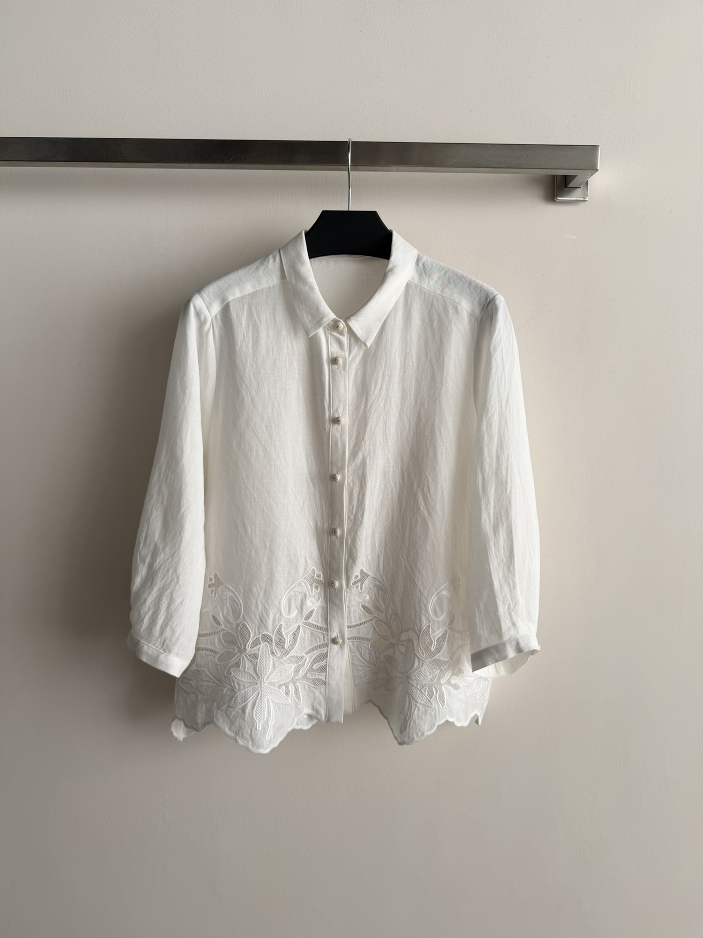 NO:713659,26SS new white embroidered linen shirt, light and breathable, super comfortable to wear in spring and summer!  The floral embroidery on the hem is super exquisite, full of literary and artistic touches. The classic lapel + single-breasted design is suitable for daily commuting or leisure. The linen blend material is moisture-absorbent and breathable. Pair it with high-waisted pants or skirts for a fresh and natural style!  SML,,skirts,shirts,1986090926SS新款白色刺绣亚麻衬衫,轻薄透气,春夏穿超舒服！下摆花卉刺绣超精致,文艺感满满计.经典翻领+单排扣设计,日常通勤或休闲都OK.亚麻混纺材质吸湿透气,搭配高腰裤或半身裙,清新自然风轻松拿捏！SML,,skirts,shirts,,Women's clothing