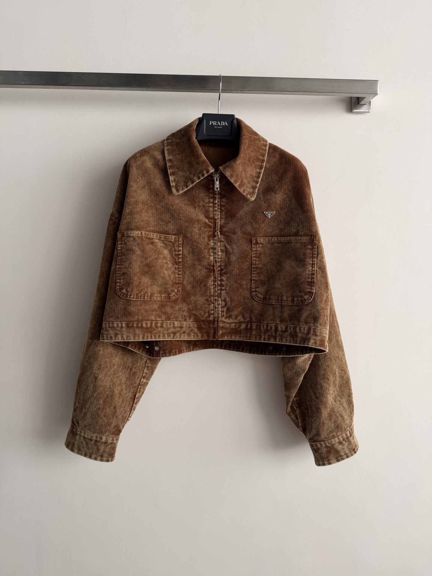 NO:713653,Prad*26SS new short corduroy jacket. The corduroy material is soft and comfortable. The customized metal triangle logo decoration on the chest highlights the style. The classic lapel and double pockets are very girly. Three-dimensional tailoring design, loose fit, versatile and slim!  Pair it with a set of series of trousers to reduce age and keep warm, and easily create casual fashion~SML,,prada,jackets & coats,19860909Prad*26SS新款短款灯芯绒外套灯芯绒材质柔软舒适 胸前定制金属三角标装饰彰显格调 经典翻领双口袋少女感爆棚 立体剪裁设计,宽松版型百搭又显瘦！搭配系列裤子一套上身减龄又保暖,轻松打造休闲时尚～SML,,prada,jackets & coats,,Women's clothing