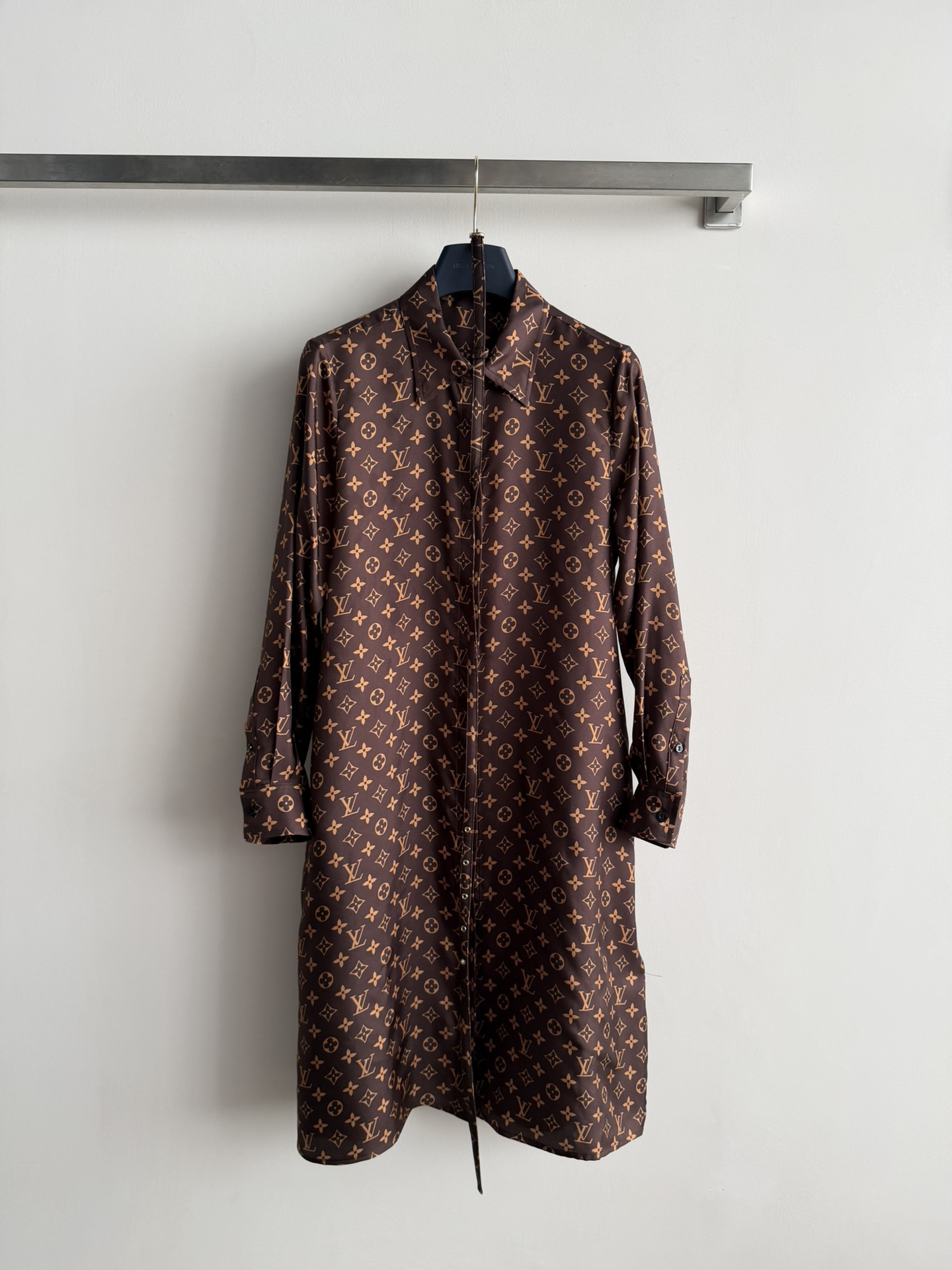 NO:713644,LV26 early spring new old jacquard shirt dress, made of light twill silk, smooth and shiny to the touch. The classic jacquard is decorated with the same belt, which is elegant and retro. The loose tailoring shows temperament and is very suitable for spring and summer. The red details on the cuffs and collar echo, making it easy to control in daily or formal occasions. High-end fashion and exquisite craftsmanship are loved by fashion lovers smlxl,, louis vuitton, skirts, shirts, real silk,19860909LV26早春新款老提花衬衫裙,采用轻薄斜纹真丝,触感柔滑有光泽.经典提花搭配同款腰带装饰,优雅又复古,宽松剪裁超显气质,春夏季节穿着很合适.袖口和领口红色细节呼应,日常或正式场合都能轻松驾驭.高端时尚,精致工艺深受时尚爱好者喜爱smlxl,,louis vuitton,skirts,shirts,real silk,,Women's clothing