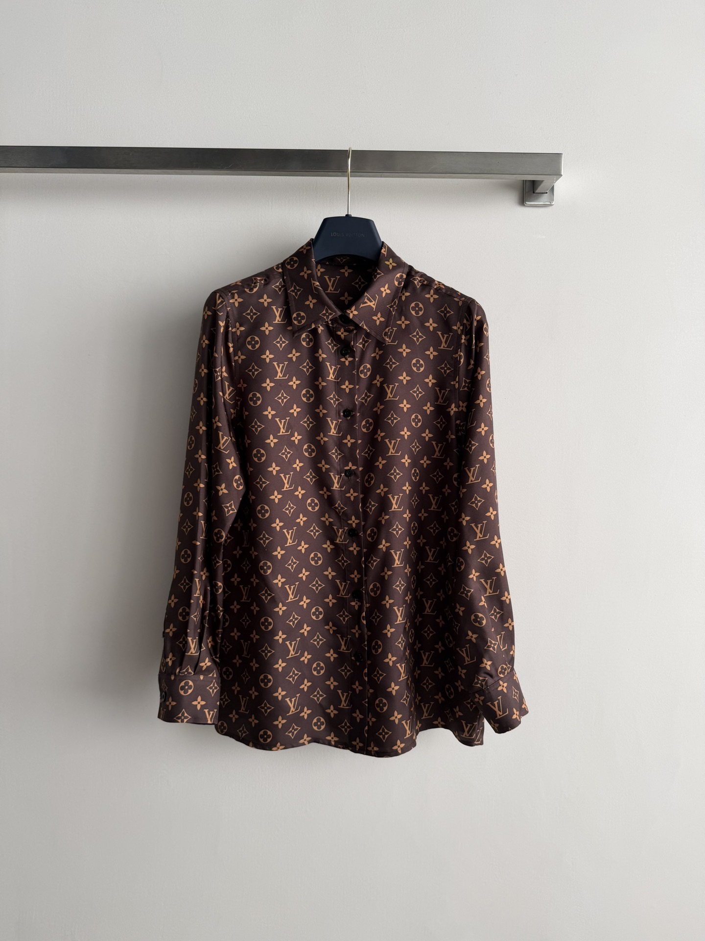NO:713641,LV26 new presbyopic mulberry silk shirt, classic Monogram pattern, dark brown tone is super textured! Mulberry silk material is soft and smooth, comfortable and breathable to wear, perfect for autumn and winter~ lapel long-sleeved design, elegant and practical, can be easily used for commuting or formal occasions, paired with trousers or skirts of the same series, you can easily get a high-end look! SMLXL, Louis Vuitton, skirts, shirts,19860909LV26新款老花桑蚕丝衬衫,经典Monogram图案,深棕色调超有质感!桑蚕丝材质柔软顺滑,穿着舒适又透气,秋冬季节超适合~翻领长袖设计,优雅又实用,通勤或正式场合都能轻松驾驭,搭配同系列裤装或裙装,轻松get高级感穿搭!SMLXL,,louis vuitton,skirts,shirts,,Women's clothing