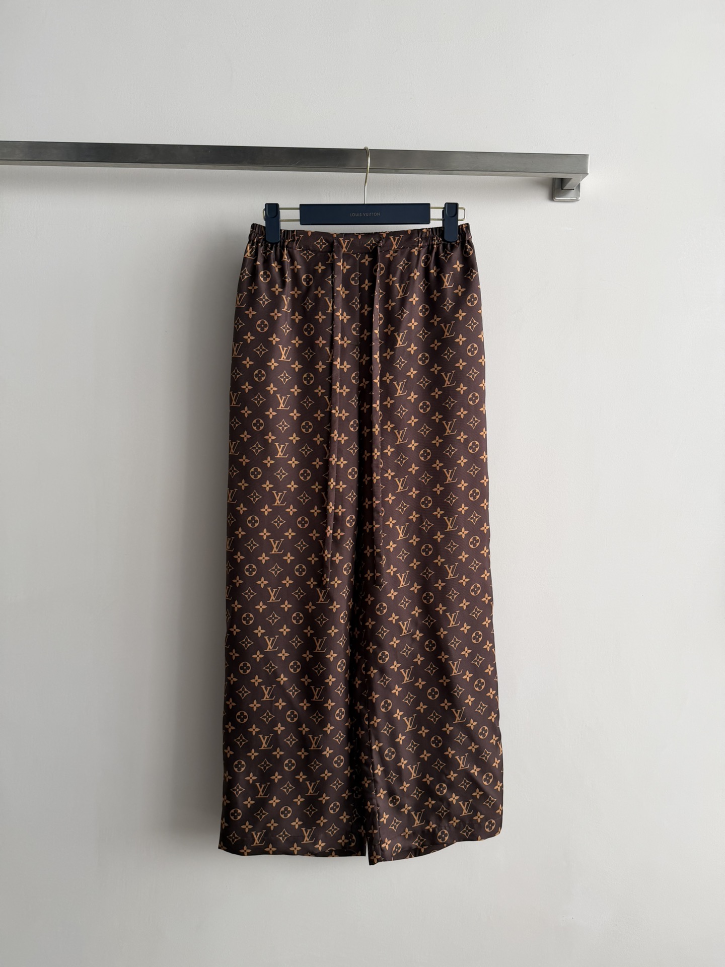 NO:713638,LV26 new presbyopic mulberry silk elastic waist pants, classic Monogram pattern, dark brown tone is super textured! The mulberry silk material is soft and smooth, comfortable and breathable, perfect for autumn and winter ~ elegant and practical, easy to control for commuting or formal occasions, the pants are loose-fitting, free of movement. The overall style is exquisite and casual, paired with high boots or simple accessories, the fashion sense directly fills SMLXL,, louis vuitton, boots,19860909LV26新款老花桑蚕丝松紧腰裤,经典Monogram图案,深棕色调超有质感!桑蚕丝材质柔软顺滑,穿着舒适又透气,秋冬季节超适合~优雅又实用,通勤或正式场合都能轻松驾驭,裤子宽松版型,活动自如.整体风格精致休闲搭配高筒靴或简约配饰,时髦感直接拉满SMLXL,,louis vuitton,boots,,Women's clothing