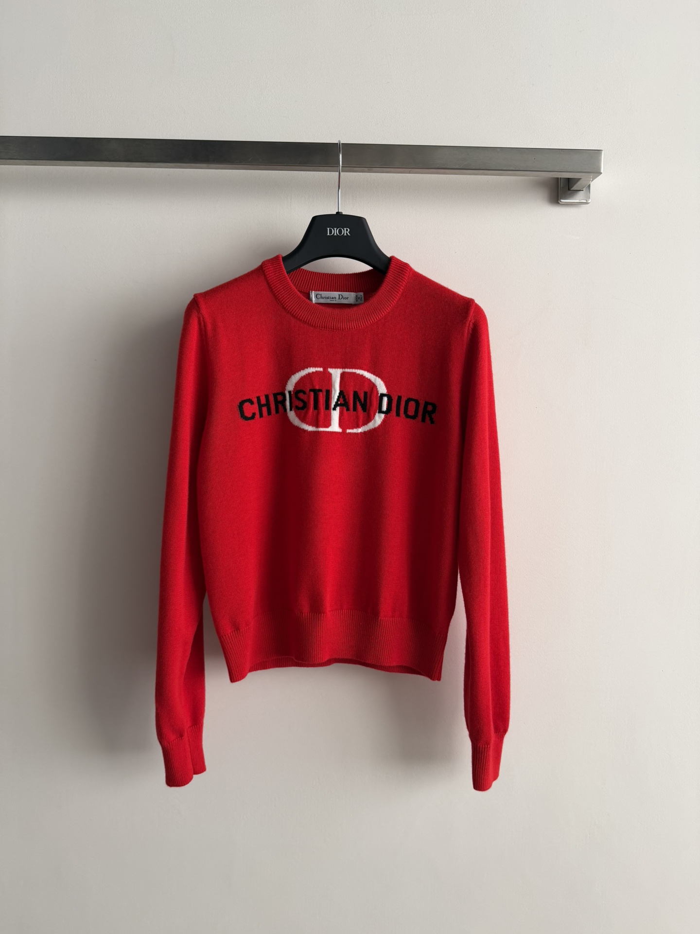 NO:715191,Dio*26's new cardigan has a slim-fit design with a straight shoulder and an unattractive temperament. The fabric is delicate, soft and comfortable, and the letters on the chest are embellished to make the upper body look slimmer and versatile!  When it comes to inner wear, it’s very simple and extremely fashionable. SML-,, dior,19860909Dio*26新款羊毛衫正肩修身版型设计,气质不挑人,面料细腻柔软舒适,胸前字母点缀 上身显瘦又百搭！当内搭很适合简单到极致就是时髦SML-,,dior,,Women's clothing