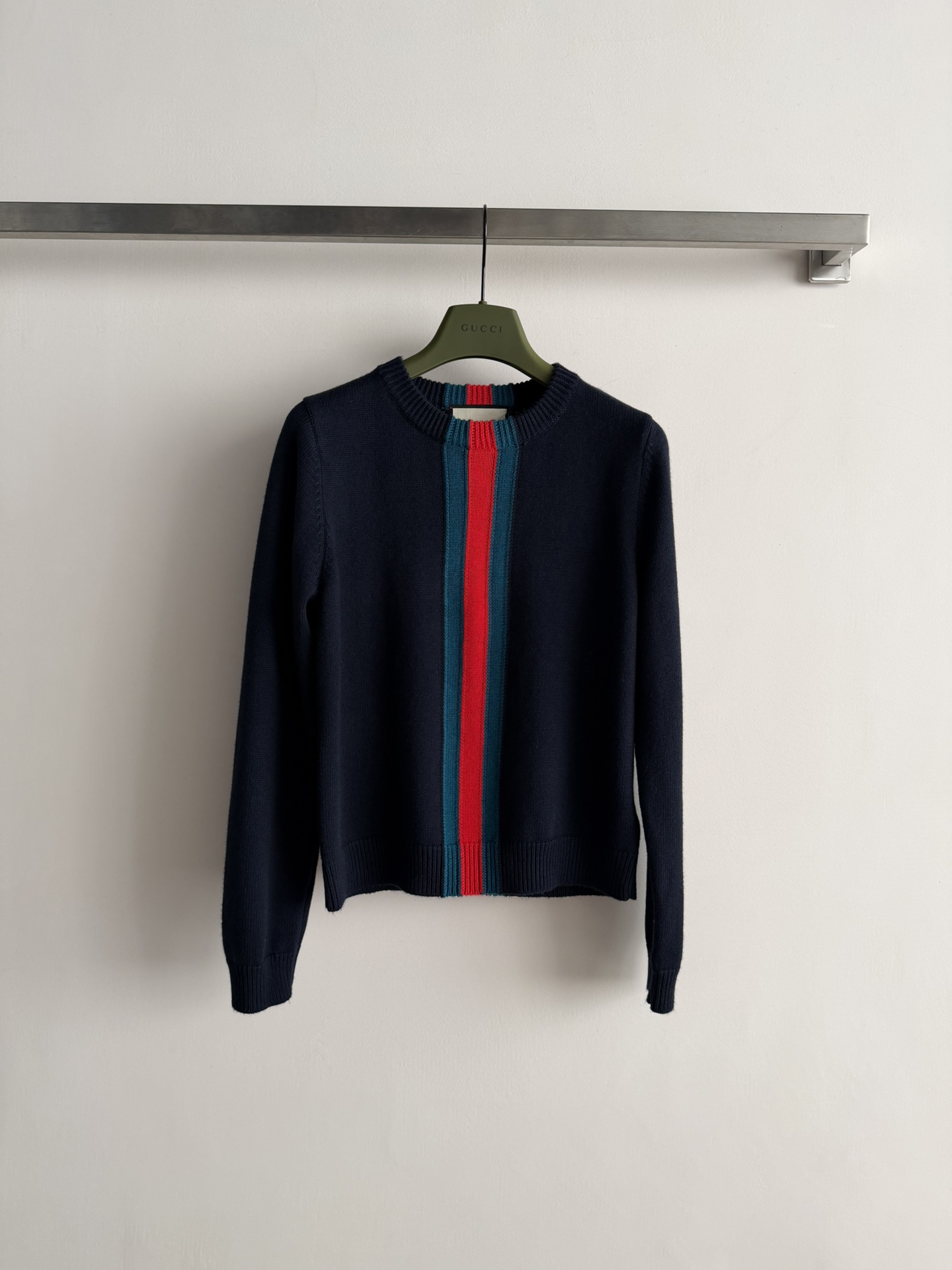 NO:715192,GUCC*26 new wool sweater, soft and delicate fabric, super comfortable and warm to wear, round neck pullover design, slightly tightened cuffs and hem, suitable for commuting and leisure, a must-have for spring and autumn SML,, gucci,19860909GUCC*26新款羊毛衫,柔软细腻面料,穿着超舒适又保暖,圆领套头设计,袖口和下摆微收紧,通勤休闲都很合适,春秋必备款SML,,gucci,,Women's clothing